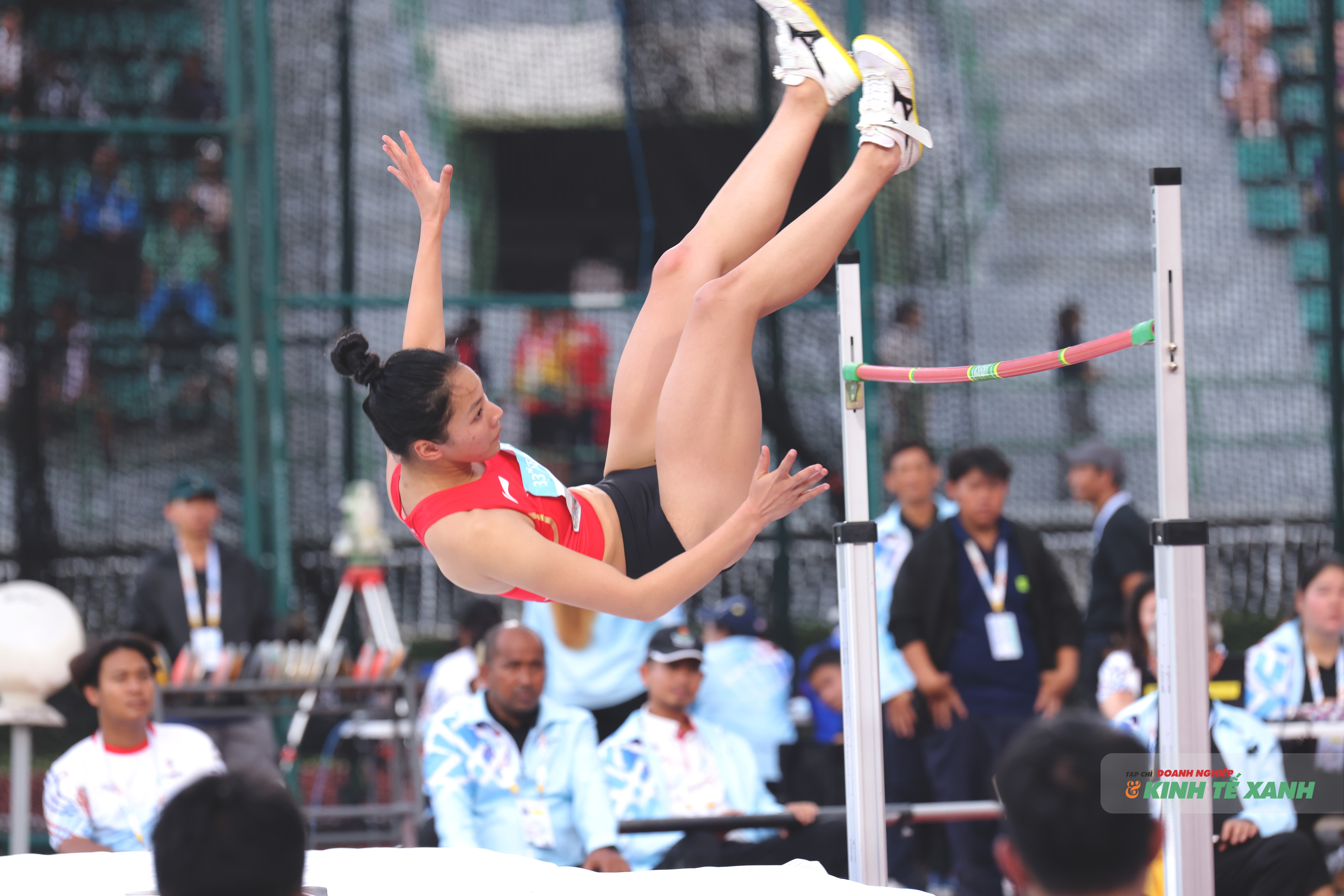 Kim Anh chinh phục thành công mức xà 1.86m.