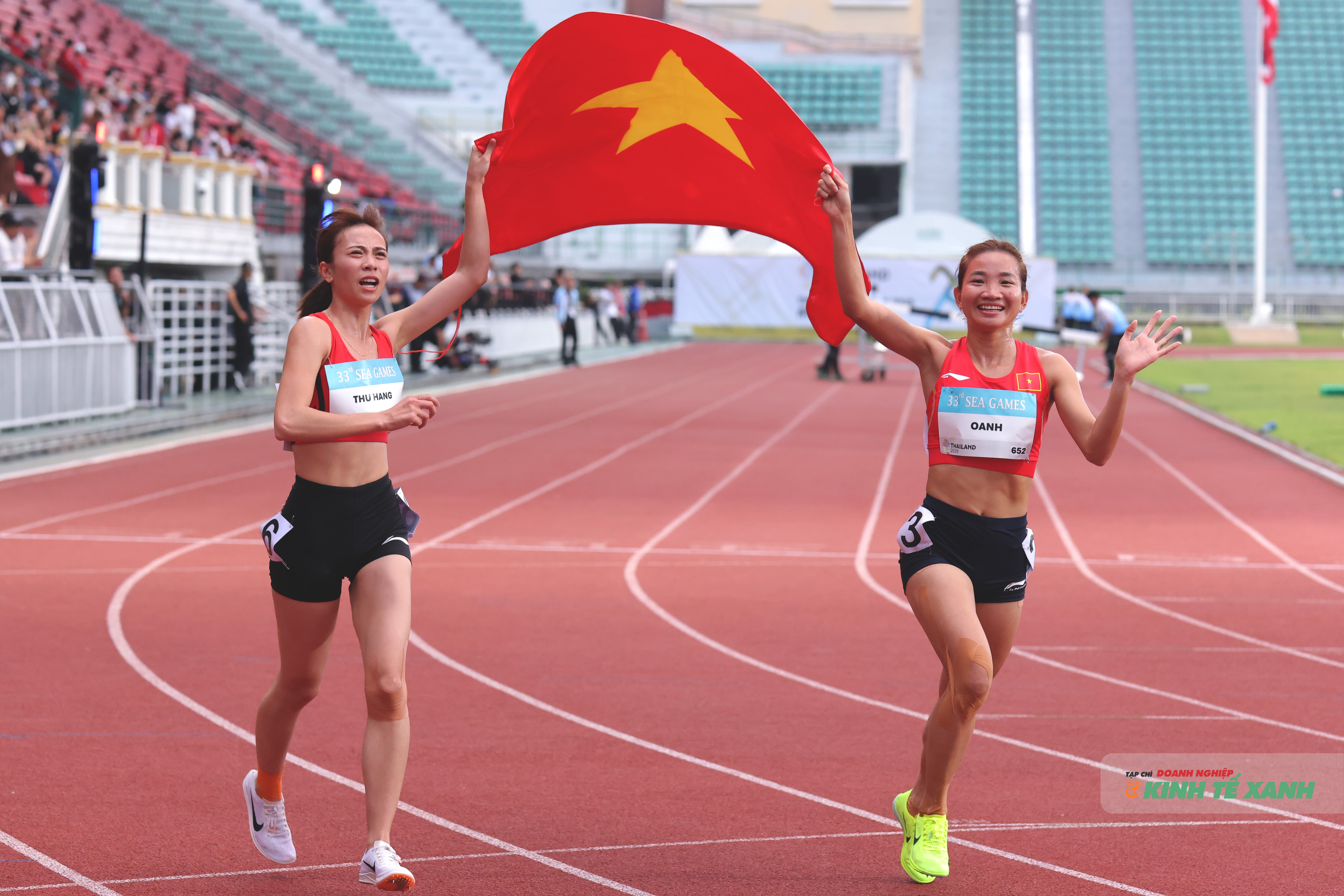 Niềm vui của Nguyễn Thị Oanh (huy chương vàng) và Lê Thị Tuyết (huy chương bạc).