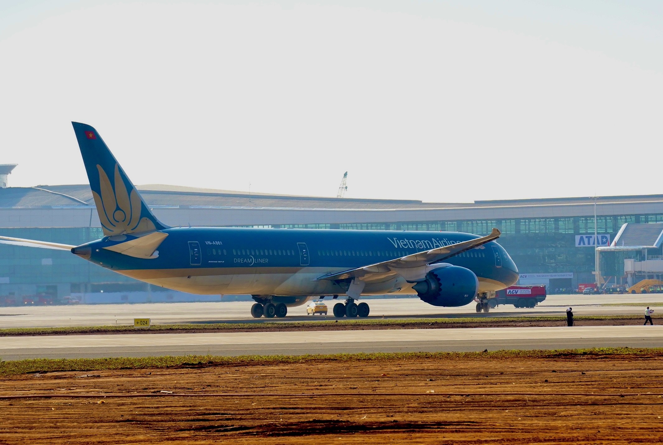 21-chuyen-bay-cho-khach-dau-tien-cua-vietnam-airlines-danh-dau-moc-quan-trong-trong-qua-trinh-dua-san-bay-cua-ngo-hien-dai-nhat-viet-nam-vao-hoat-dong-1-1766116830.jpg