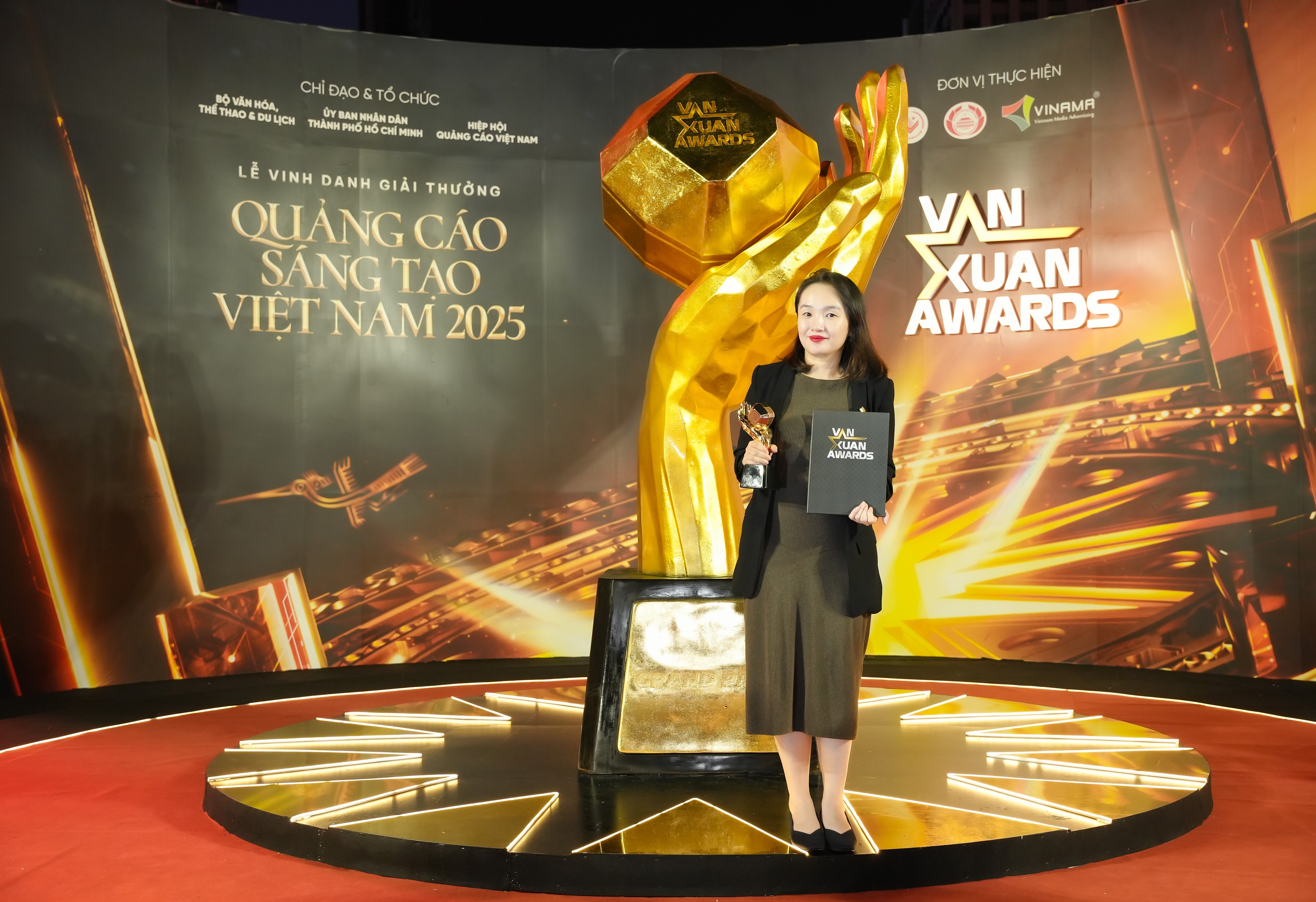 2-dai-dien-thuong-hieu-pnj-nhan-giai-1766214068.jpg