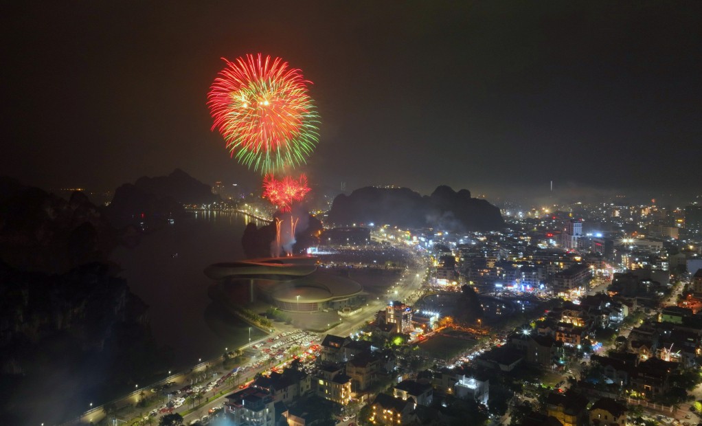 2272518-2073630-dung-khoanh-khac-giao-thua-tet-quy-mao-bau-troi-thanh-pho-ha-long-ruc-sang-boi-man-phao-hoa-tam-cao-tai-quang-truong-30-10-phuong-hong-hai-150-10232324-1766475872.jpg