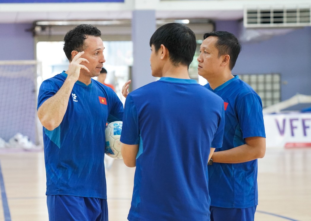 HLV Diego Giustozzi trao đổi cùng các cộng sự trong Ban Huấn luyện đội tuyển futsal Việt Nam