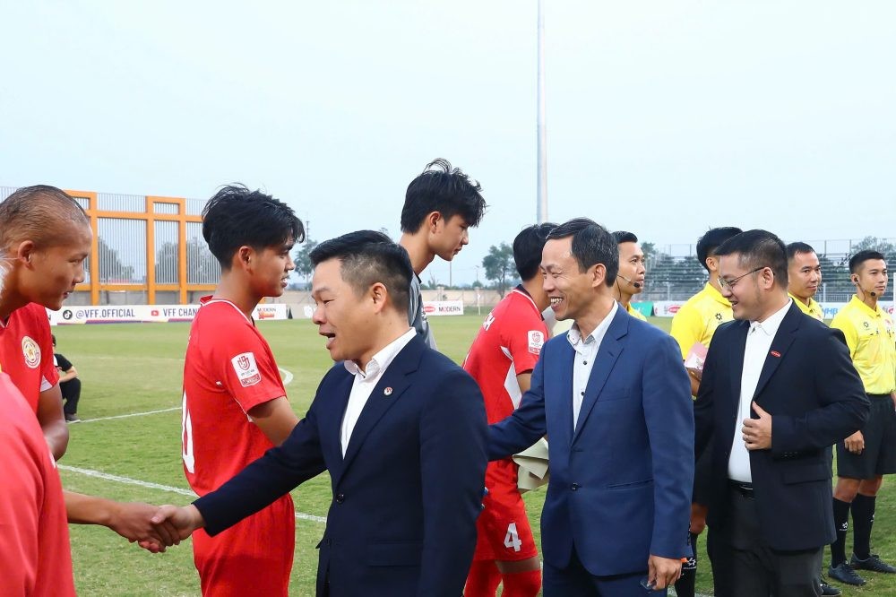 Các đồng chí lãnh đạo bắt tay động viên cầu thủ hai đội và tổ trọng tài trước trận đấu