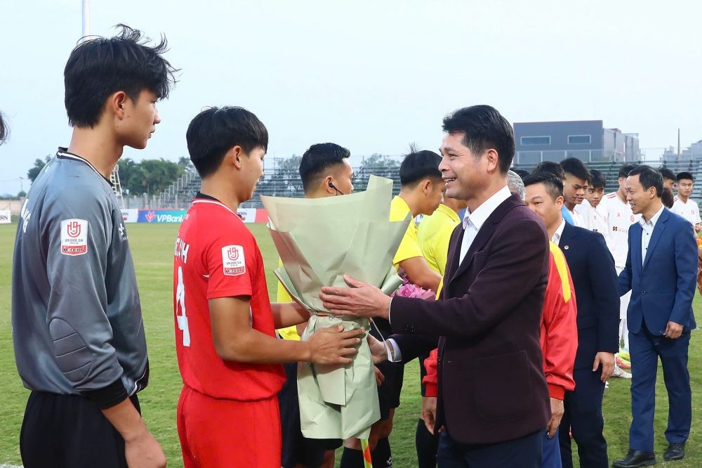 Các đồng chí lãnh đạo tặng hoa tổ trọng tài và cầu thủ hai đội
