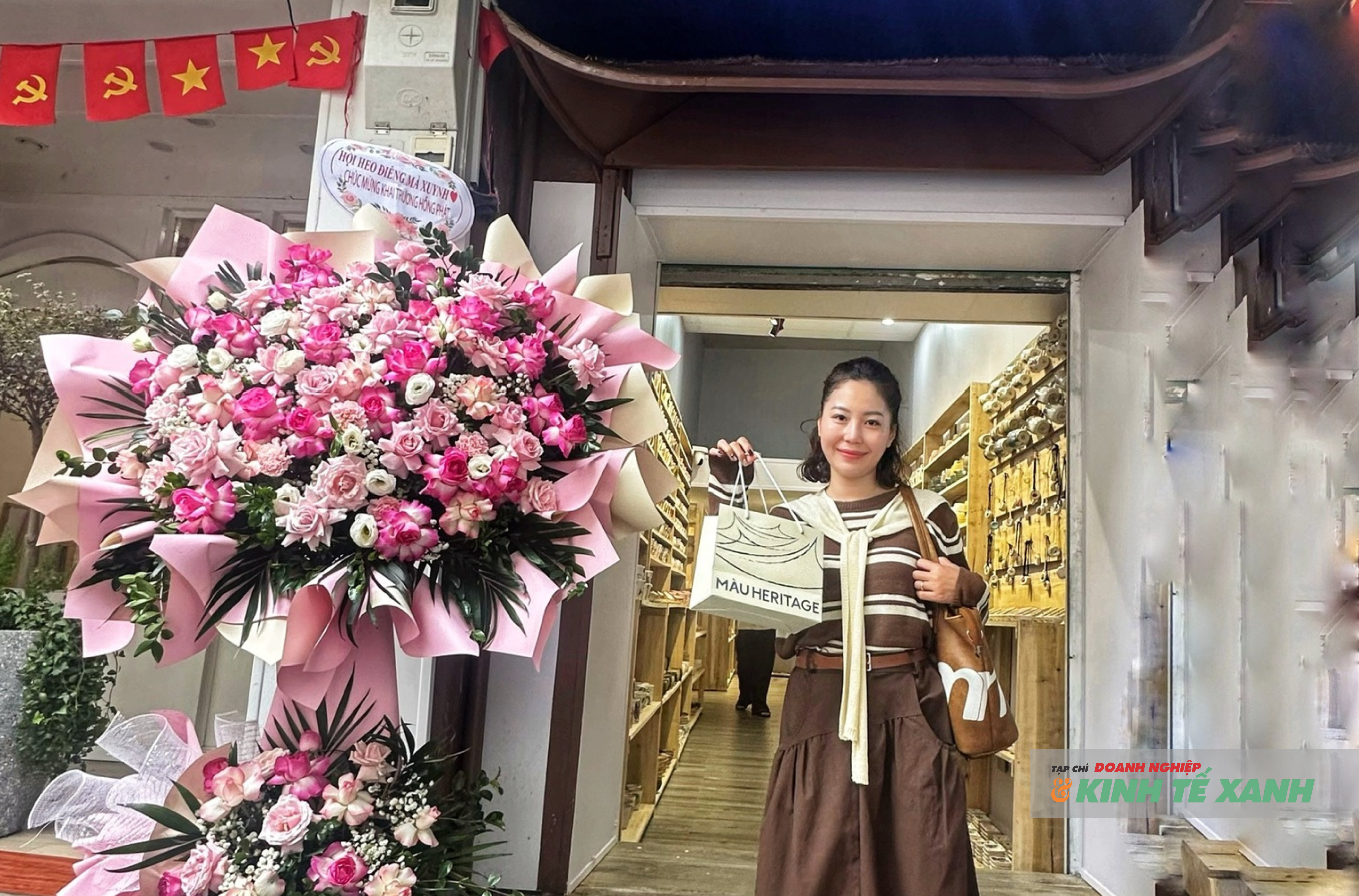 Khách hàng hào hứng chia sẻ cảm xúc sau khi trực tiếp trải nghiệm làm gốm tại Màu Heritage.