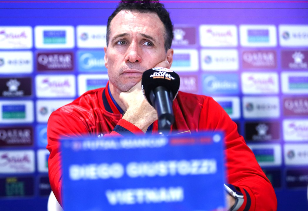 HLV trưởng đội tuyển futsal Việt Nam Diego Giustozzi trả lời các câu hỏi của giới truyền thông