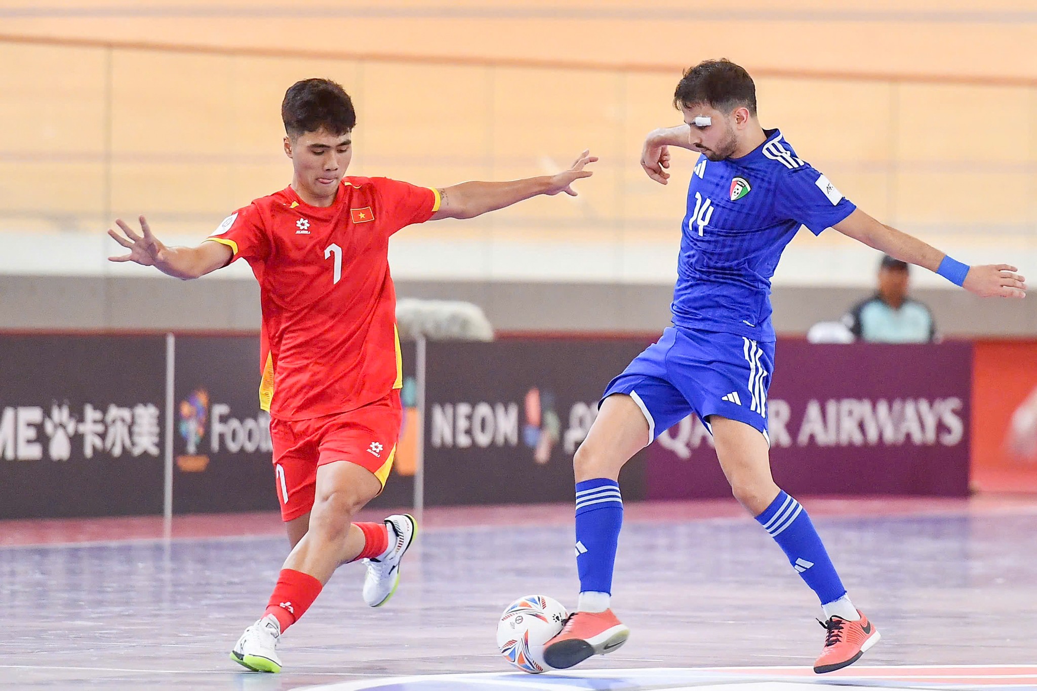 Trận đấu diễn ra sôi nổi và hấp dẫn với màn rượt đuổi tỉ số nghẹt thở