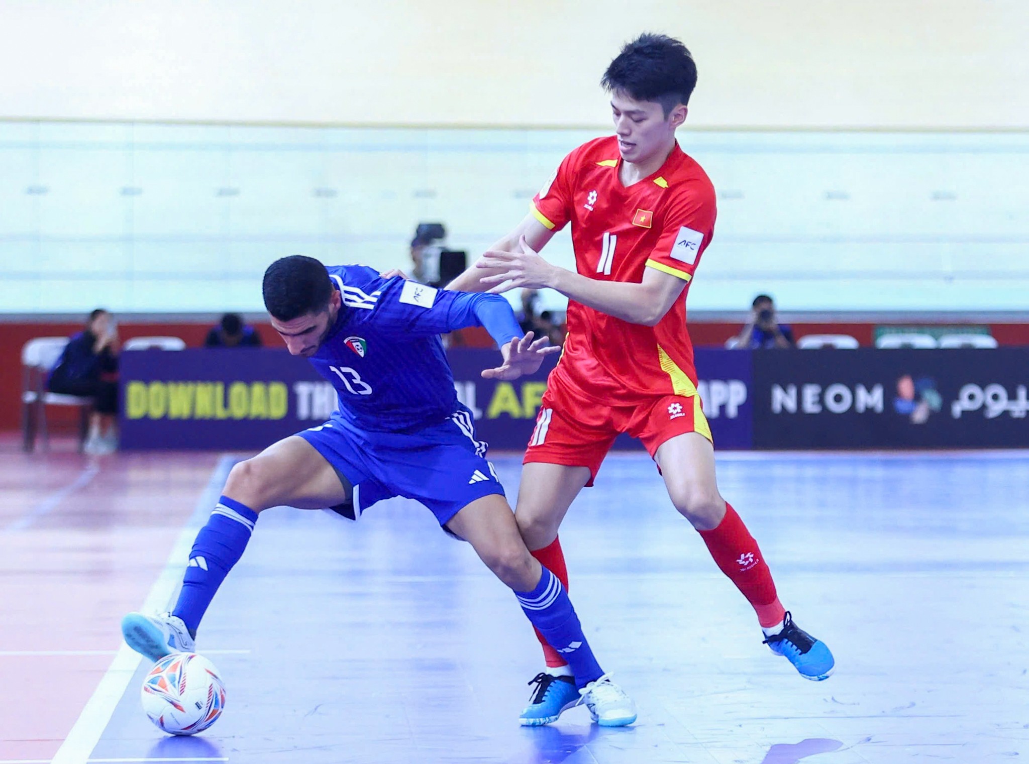 Trận đấu giữa Futsal Việt Nam và Futsal Kuwait diễn ra sôi nổi và hấp dẫn với màn rượt đuổi tỉ số nghẹt thở
