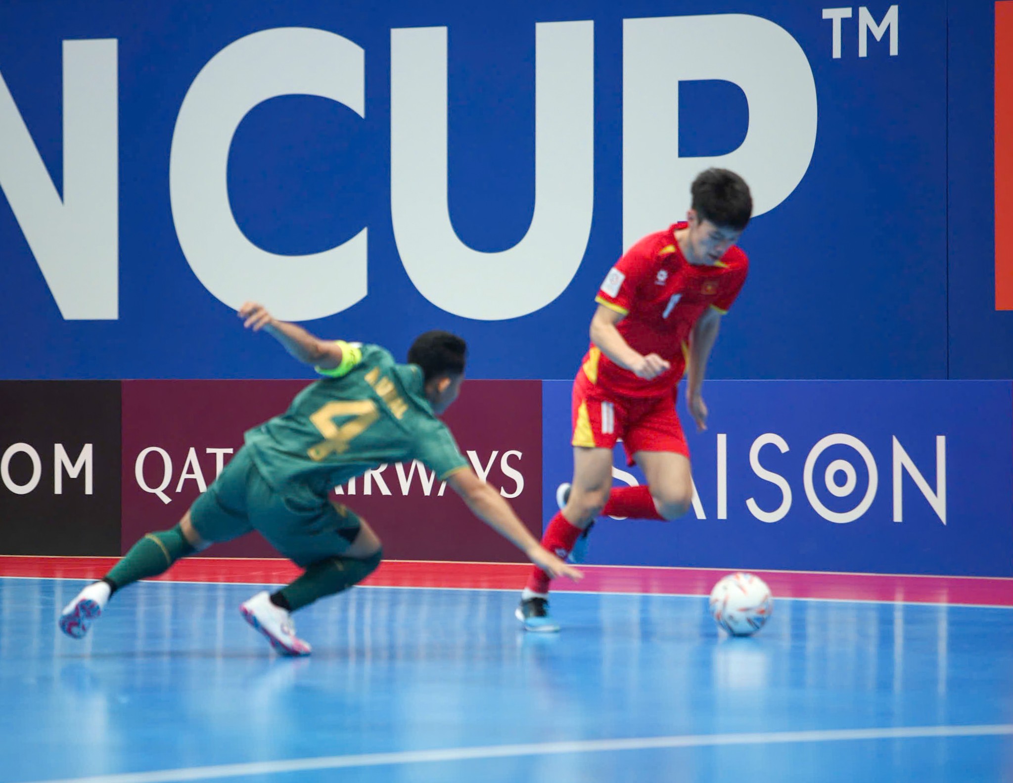 Trận Tứ kết giữa đội tuyển futsal Việt Nam và đội chủ nhà Indonesia diễn ra sôi nổi, quyết liệt và hấp dẫn