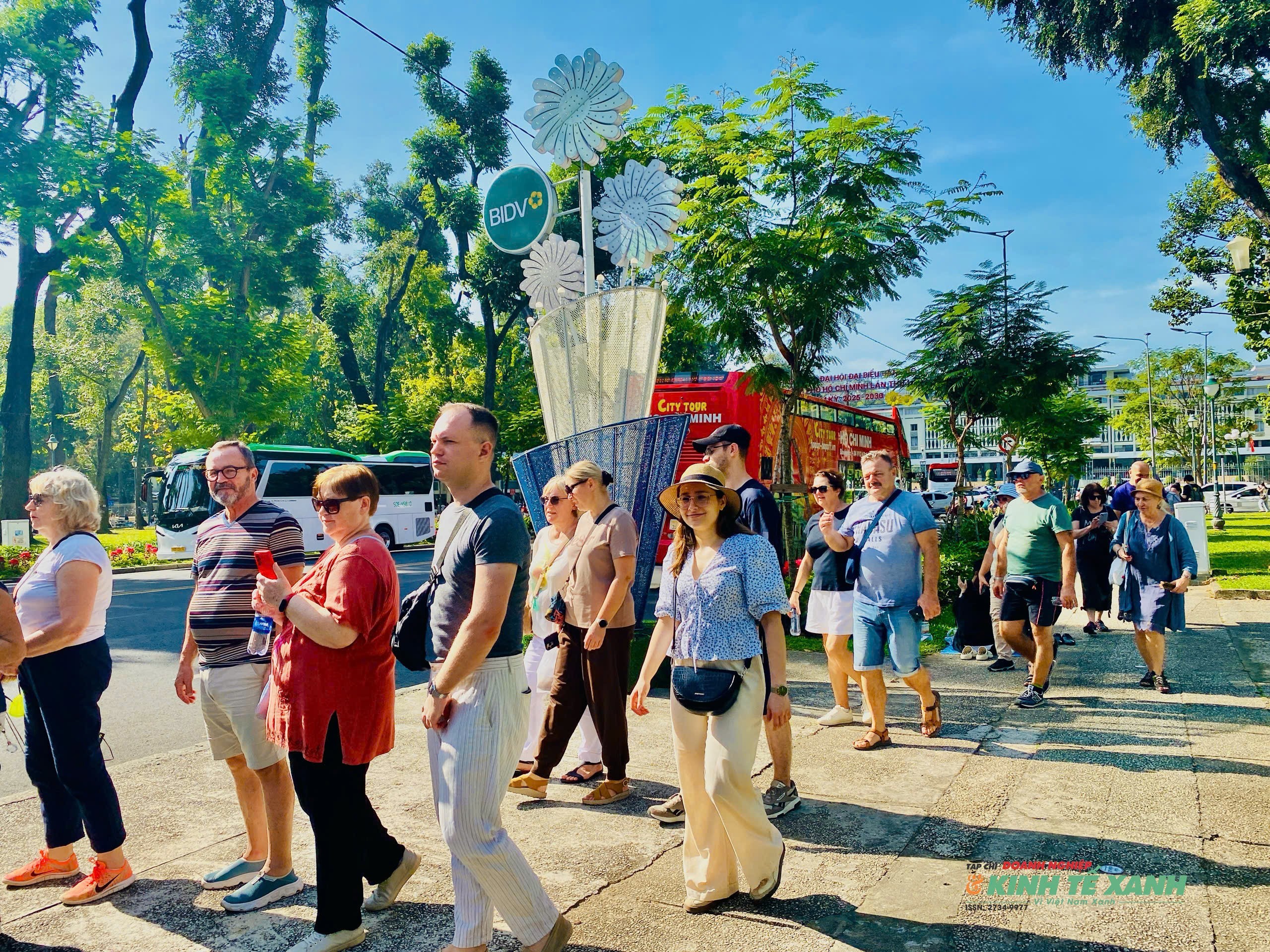khach-quoc-te-tai-tphcm-1766917134-1771810860.jpg