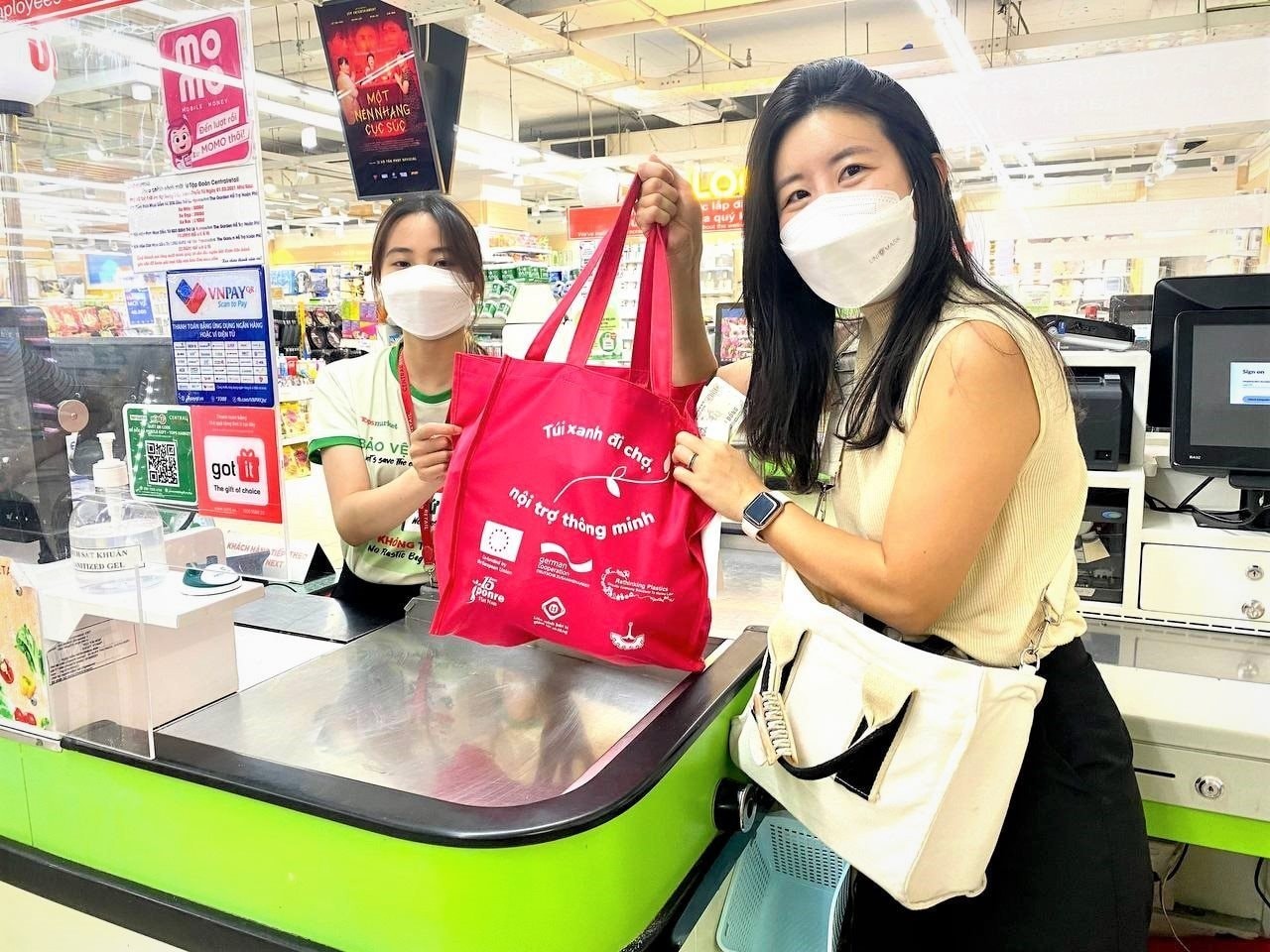 1-nguoi-tieu-dung-hao-hung-khi-mua-sam-tai-sieu-thi-tops-market-the-garden-duoc-tang-tui-xanh-di-cho-noi-tro-thong-minh-1772758057.jpg