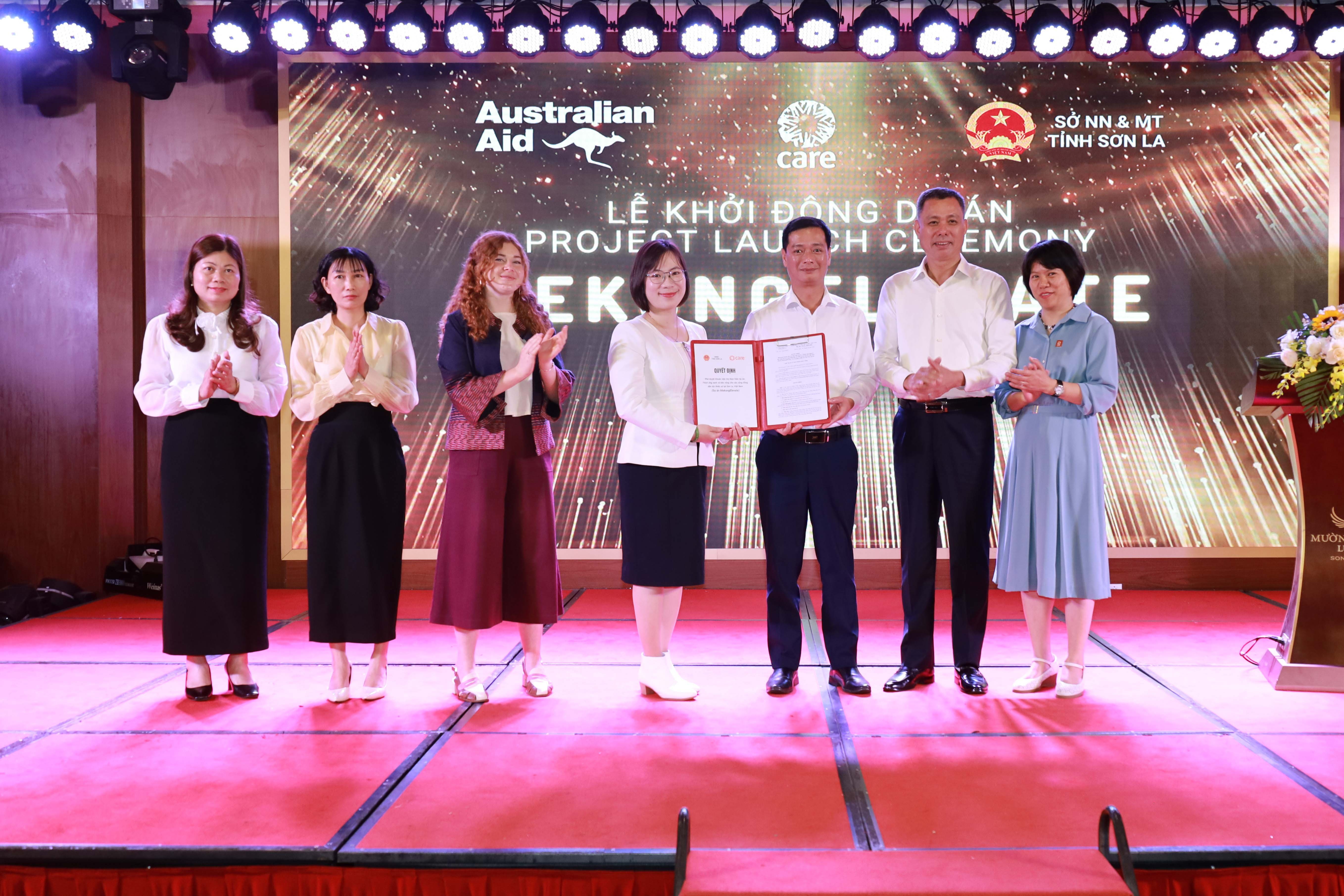 trao-quyet-dinh-phe-duyet-du-an-mekongelevate-lr-1774272907.jpg