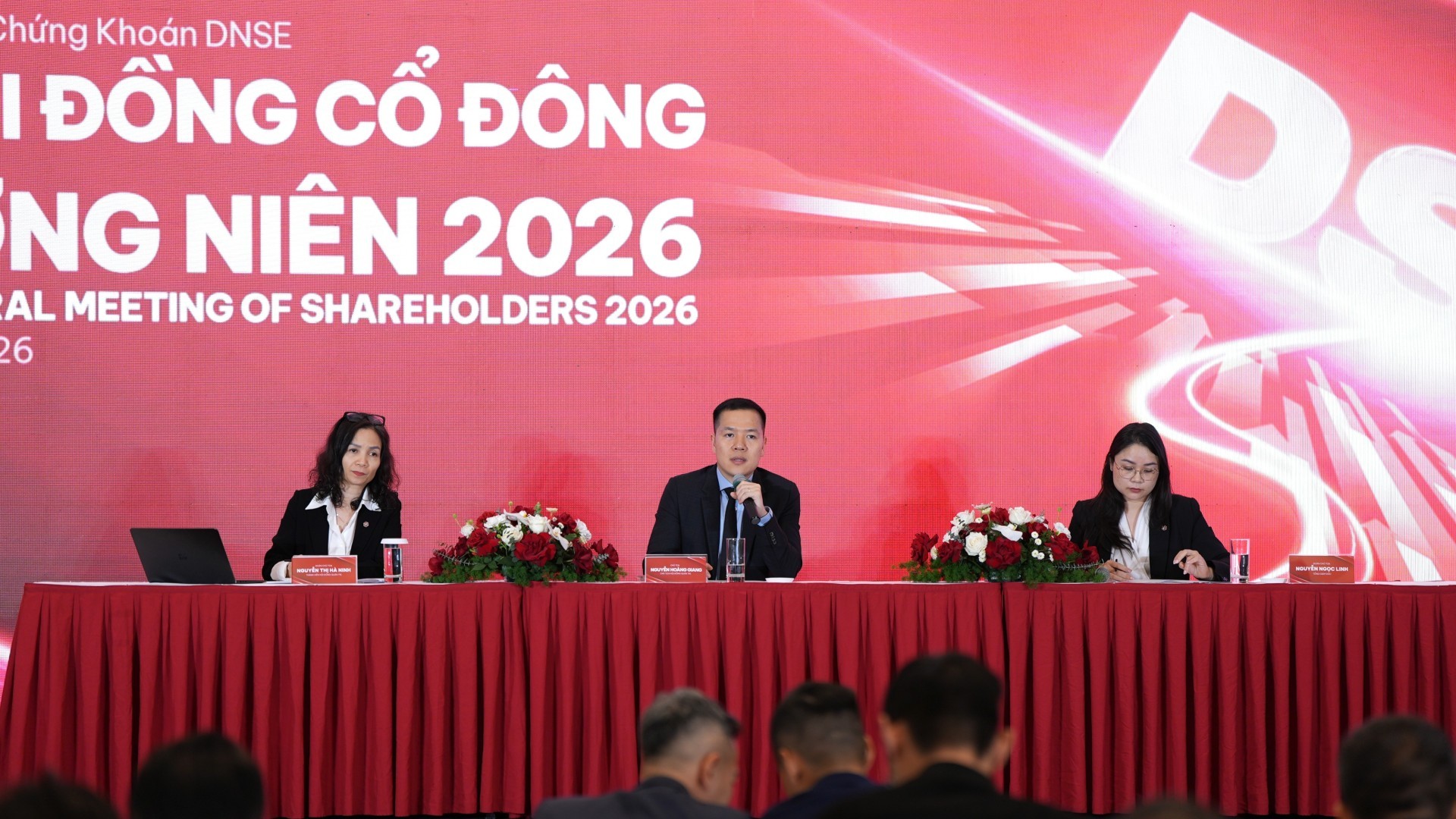 ban-lanh-dao-dnse-tra-loi-co-dong-tai-dai-hoi-2-1774520367.JPG