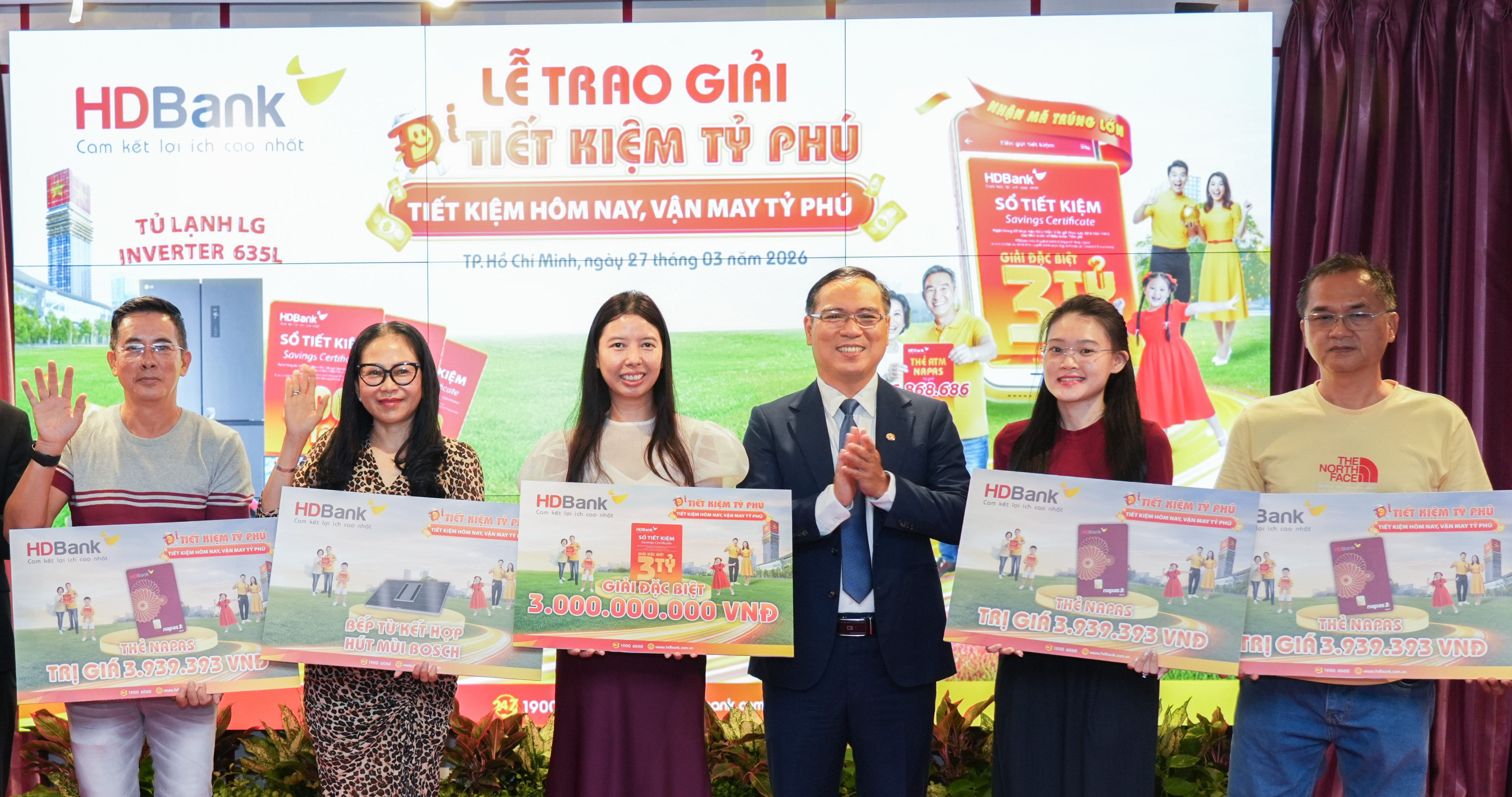 2-dai-dien-hdbank-trao-giai-cho-cac-khach-hang-trung-thuong-1774667751.jpg