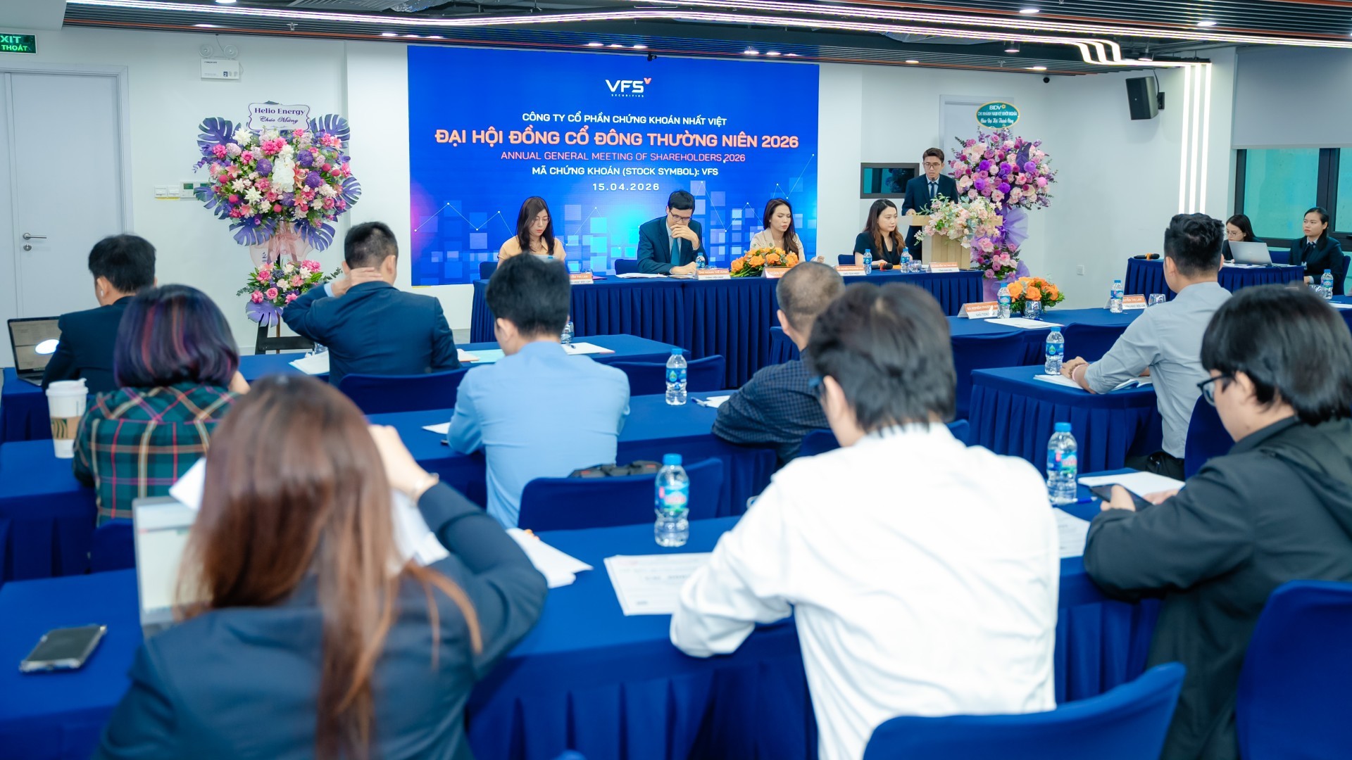 co-dong-theo-doi-noi-dung-buoi-hop-2-1776237233.jpg