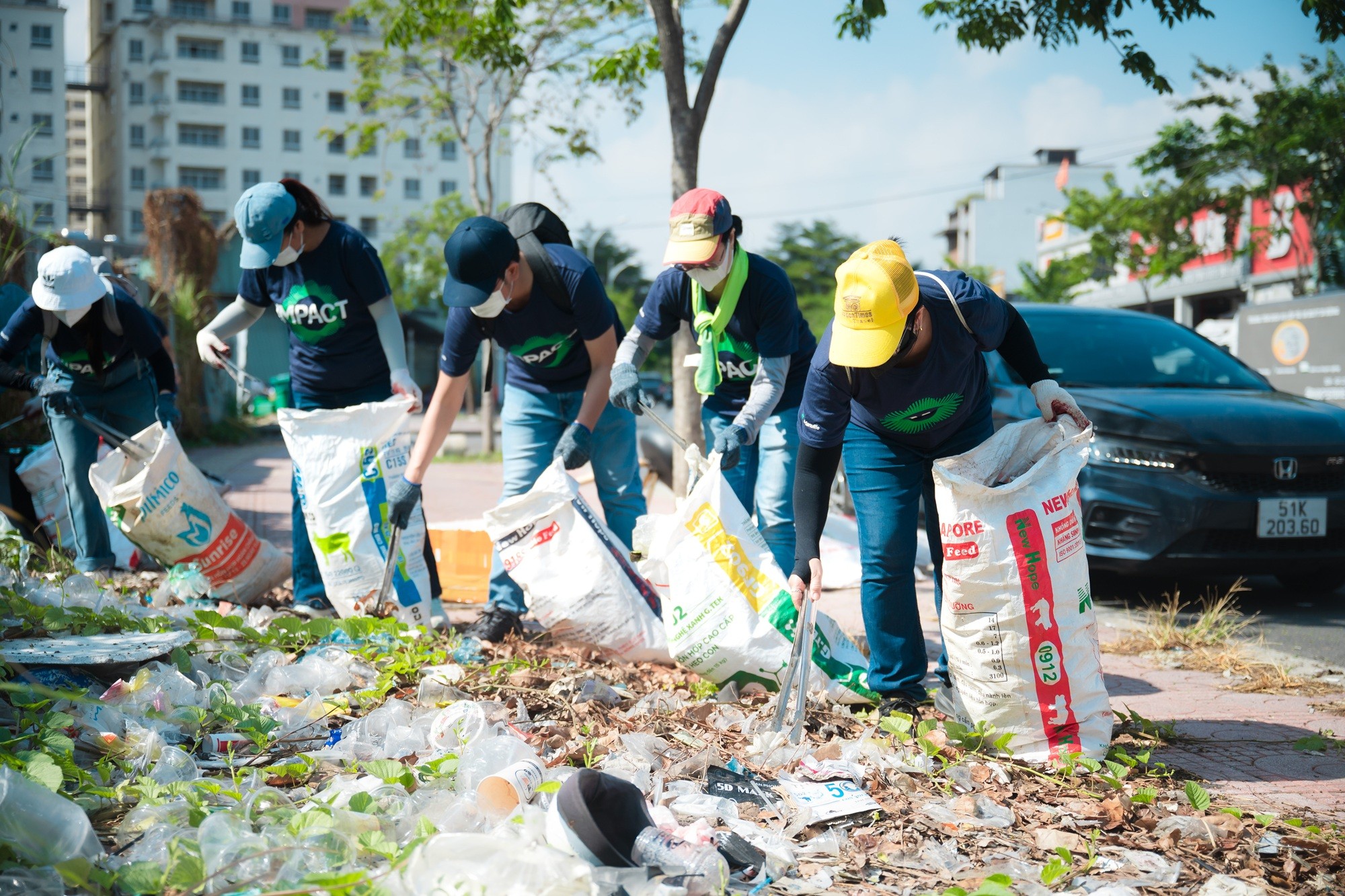 hinh-2-doi-ngu-nhan-vien-manulife-viet-nam-gom-hon-700kg-rac-trong-tuan-le-impact-week-1779290784.jpg