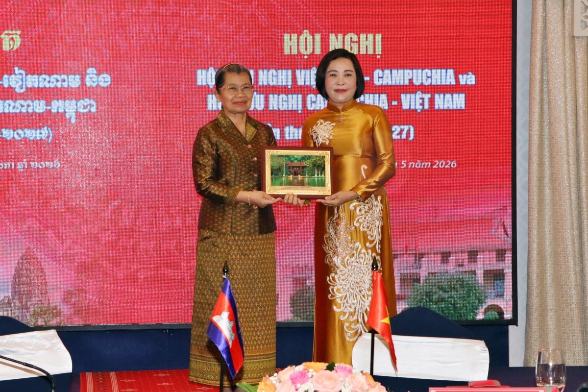 2552026-ba-nguyen-thi-thanh-tang-qua-luu-niem-1779704287.jpg