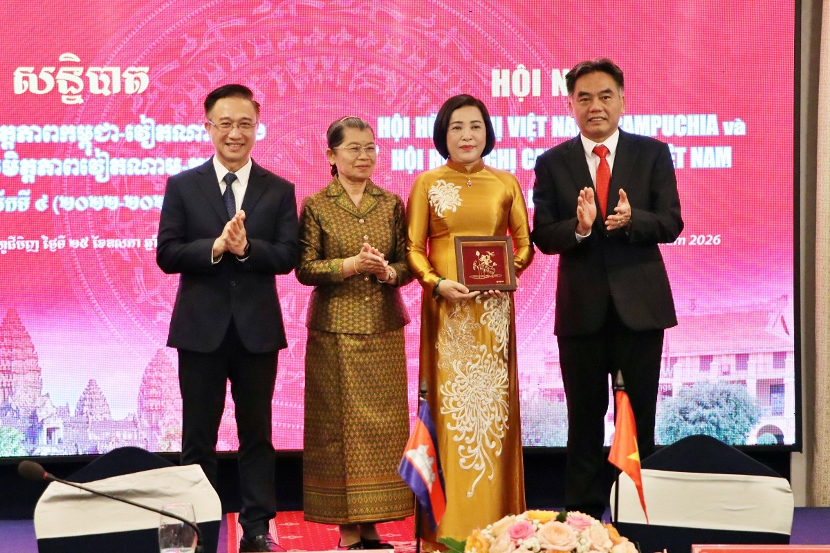 2552026-dai-dien-lanh-dao-tp-tang-qua-luu-niem-cho-chu-tich-2-hoi-1779704341.jpg