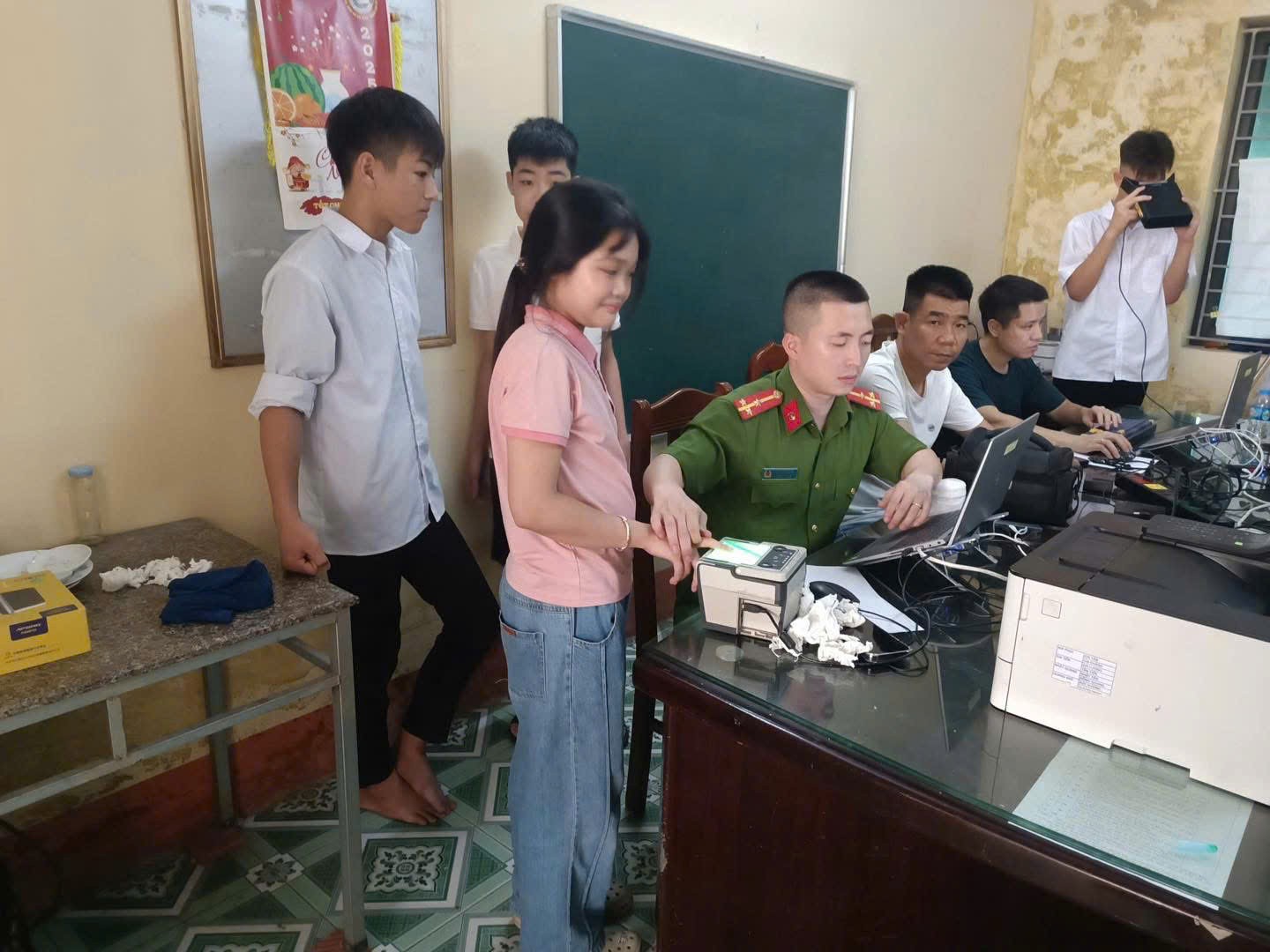 cong-an-xa-yet-kieu-phoi-hop-ra-soat-cap-can-cuoc-cho-tre-em-1779854473.jpg