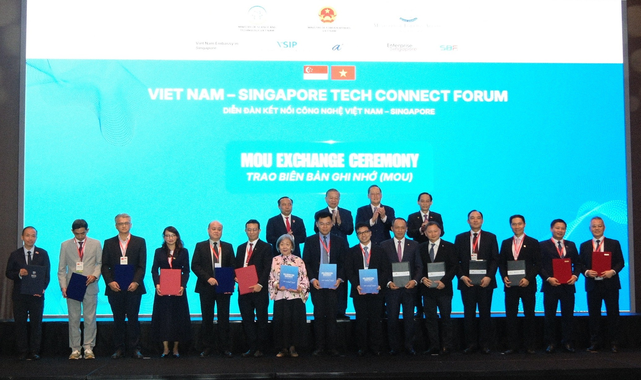 trao-bien-ban-ghi-nho-1780074799.jpg