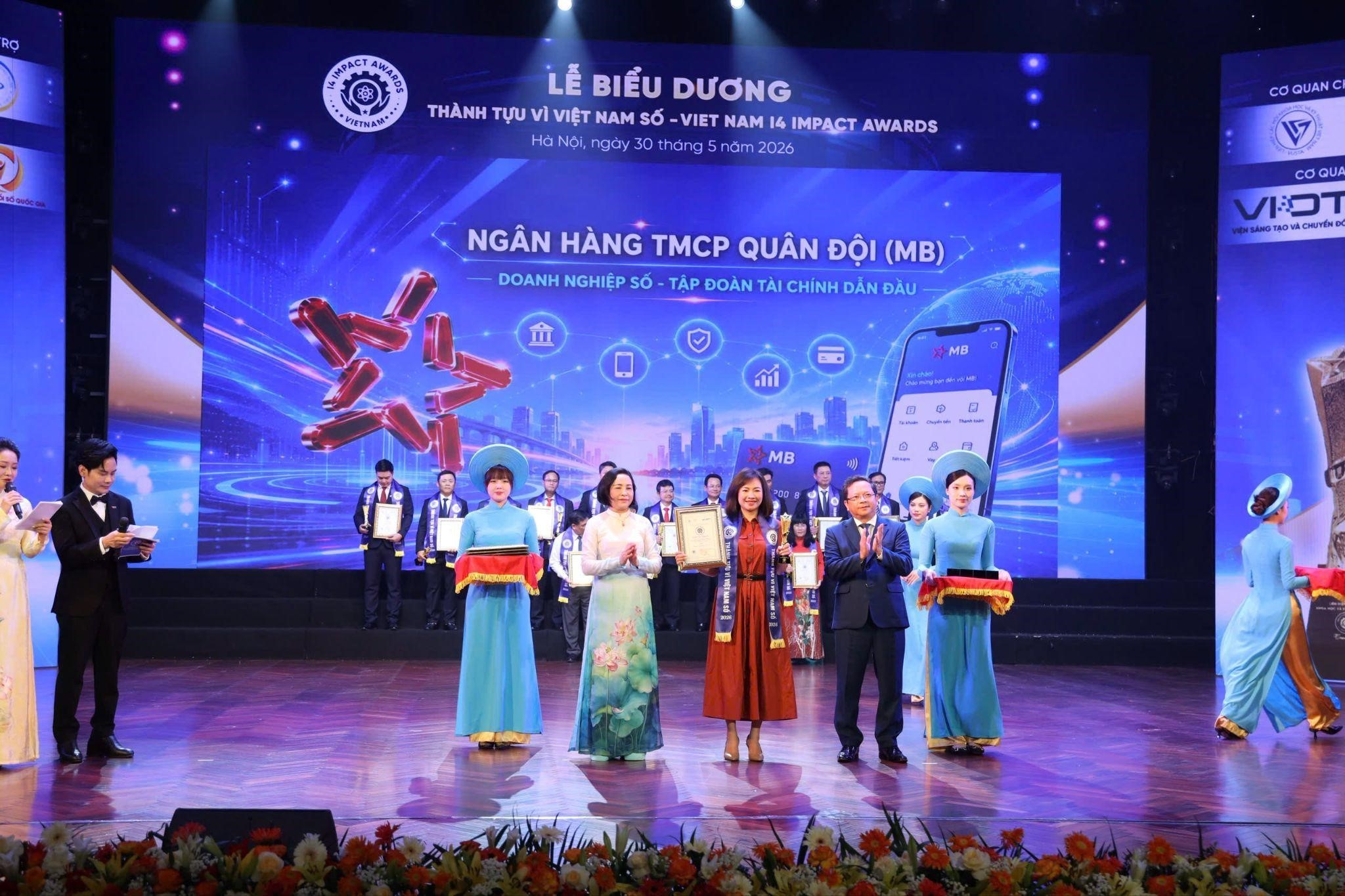 Bà Hà Thị Thuỳ Liên đại diện Ngân hàng TMCP Quân Đội (MB) được Đồng chí Nguyễn Thị Thanh, Ủy viên Ban Chấp hành Trung ương Đảng, Phó Chủ tịch Quốc hội trực tiếp trao giải thưởng