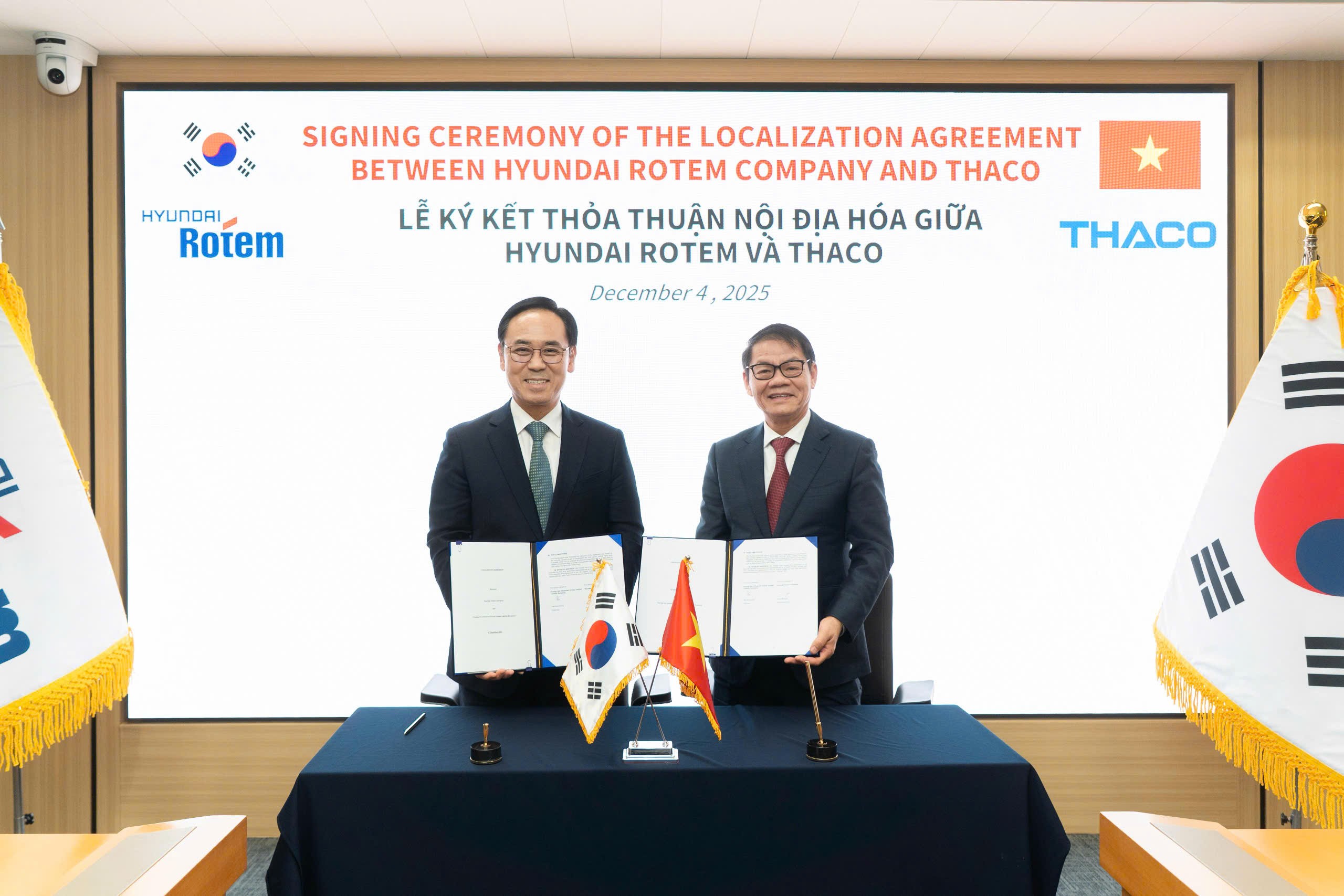 Ông Trần Bá Dương – Chủ tịch HĐQT THACO và ông Lee Yong-bae – Tổng Giám đốc Hyundai Rotem ký kết Thỏa thuận Nội địa hóa