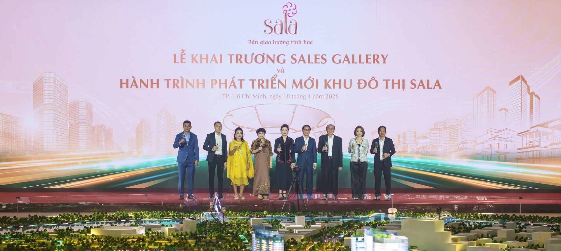 Bà Trần Viên Ngọc Oanh (thứ 2 từ phải sang) trong một sự kiện của Thaco (Ảnh: Thaco).