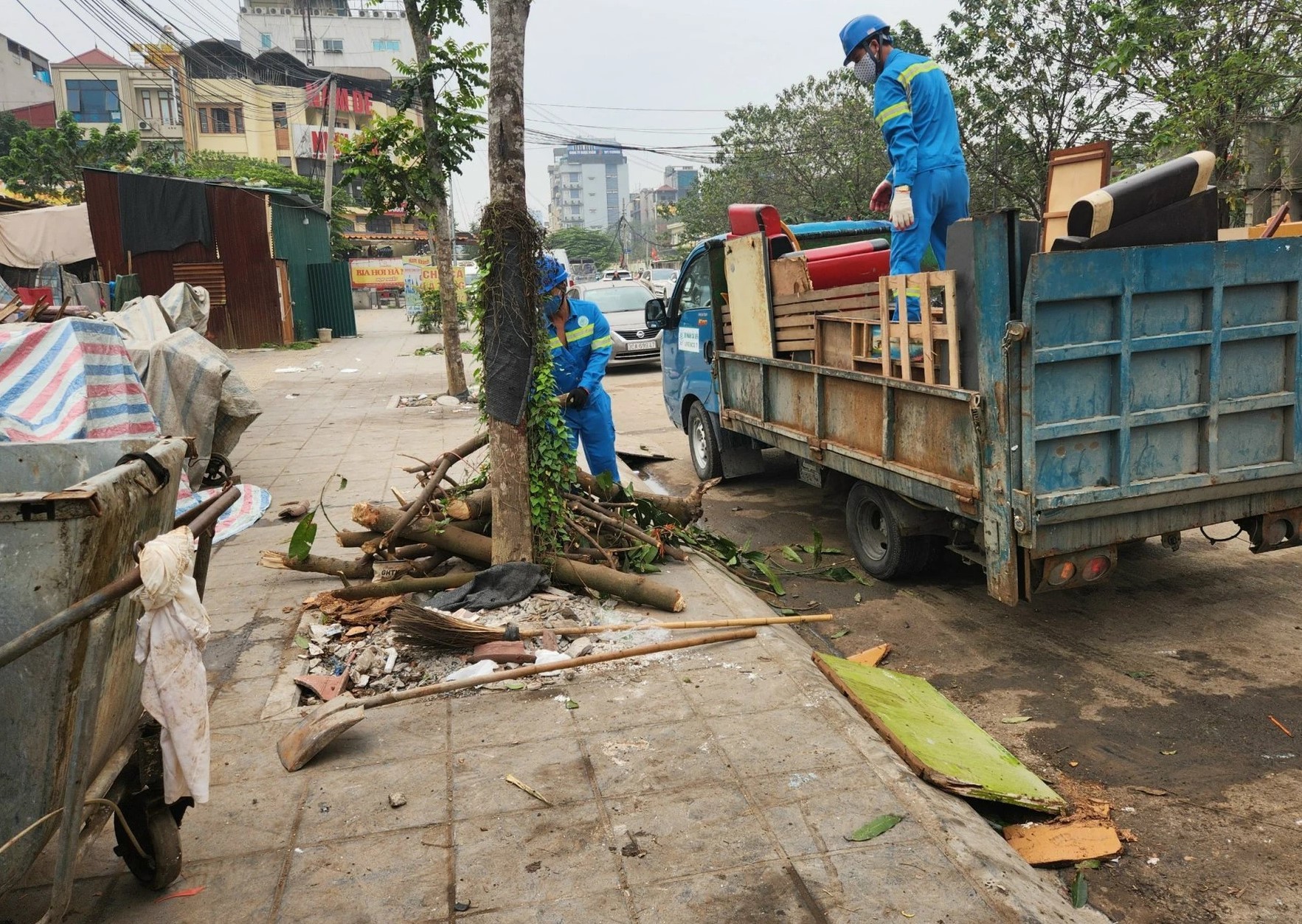 ha-noi-thu-gom-rac-thai-cong-kenh-4-1718181914.jpg