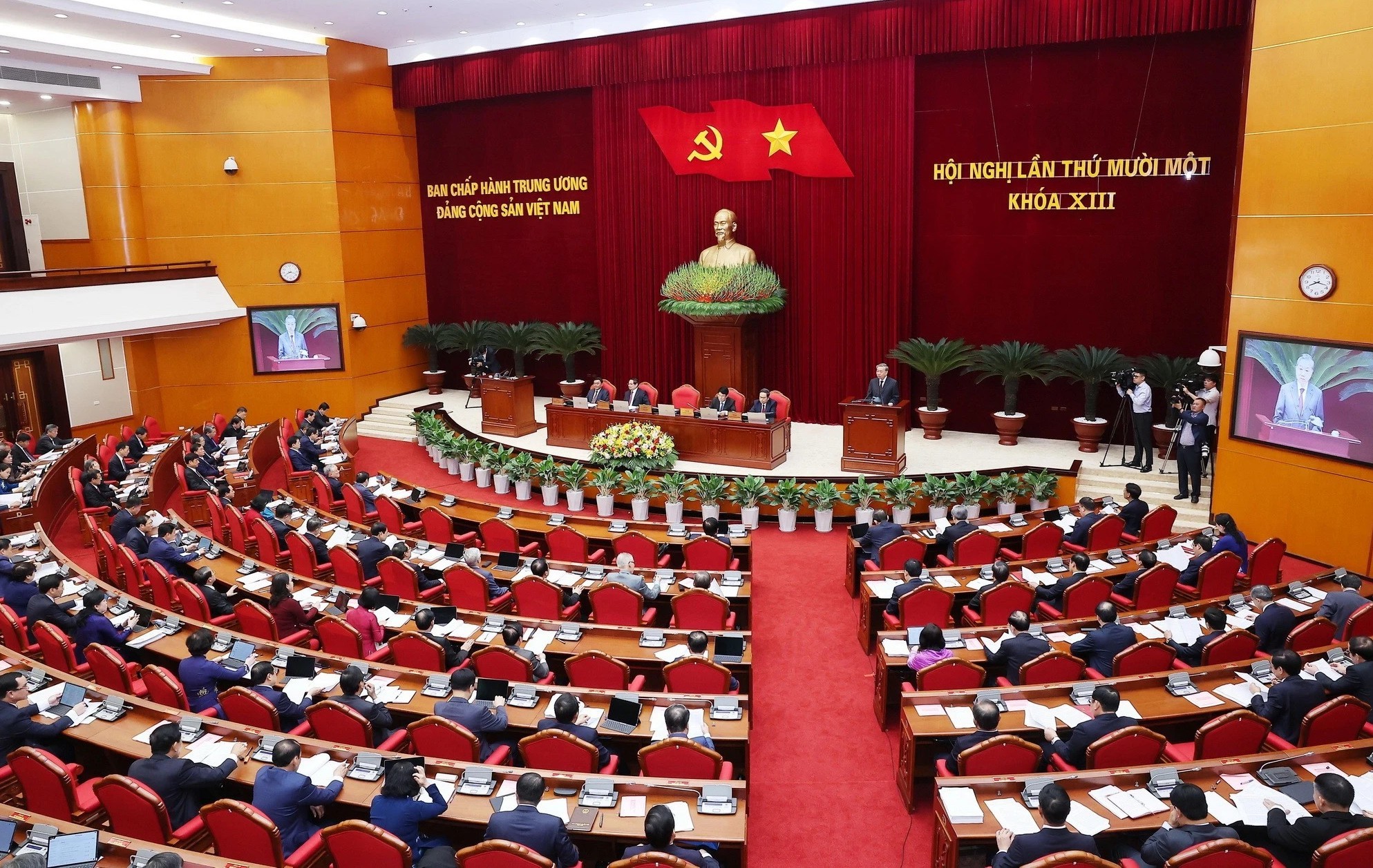 hoi-nghi-trung-uong-lan-thu-11-5-1744276003.jpg