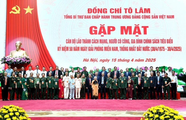 ktx-tong-bi-thu-gap-mat-can-bo-lao-thanh-2-1744725546.jpg