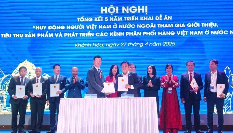 nguoi-viet-o-nuoc-ngoai-tieu-thu-hang-hoa-2-1746085906.jpg