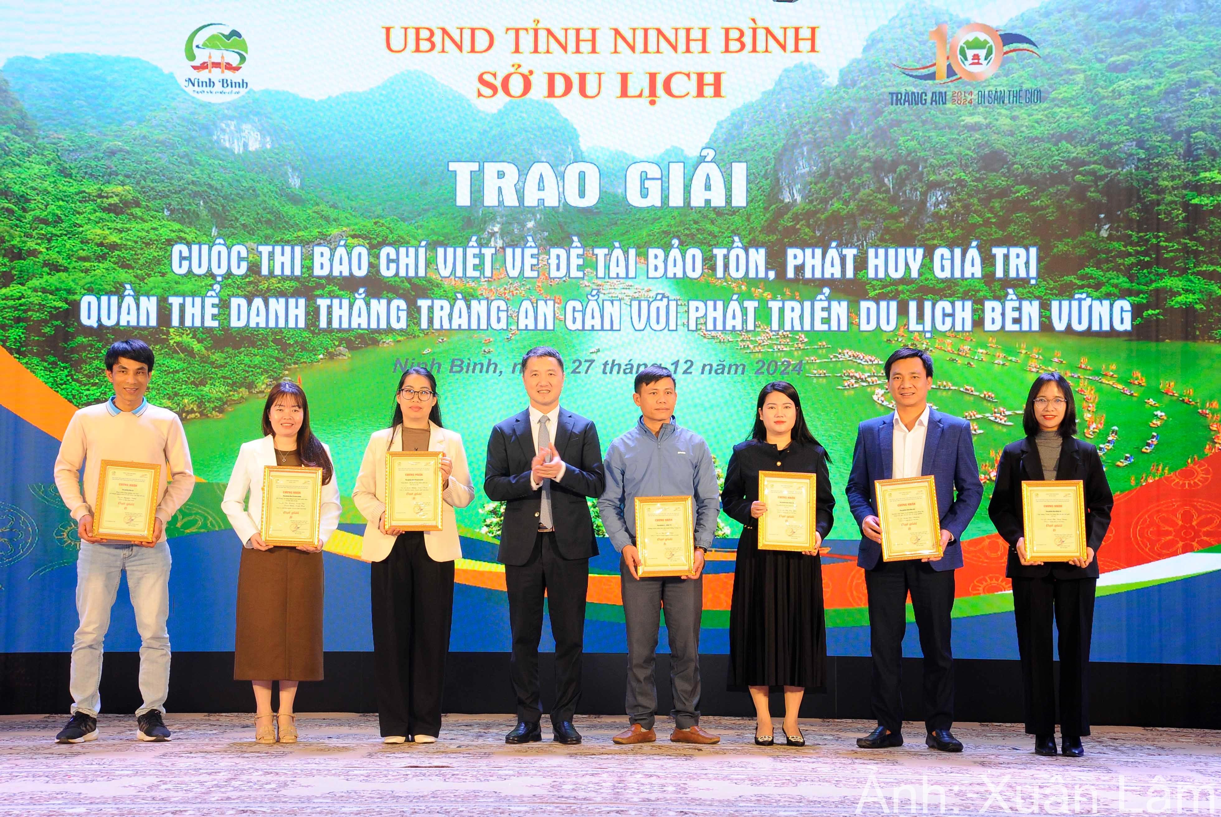 giai-bao-chi-1-1735346532.jpg