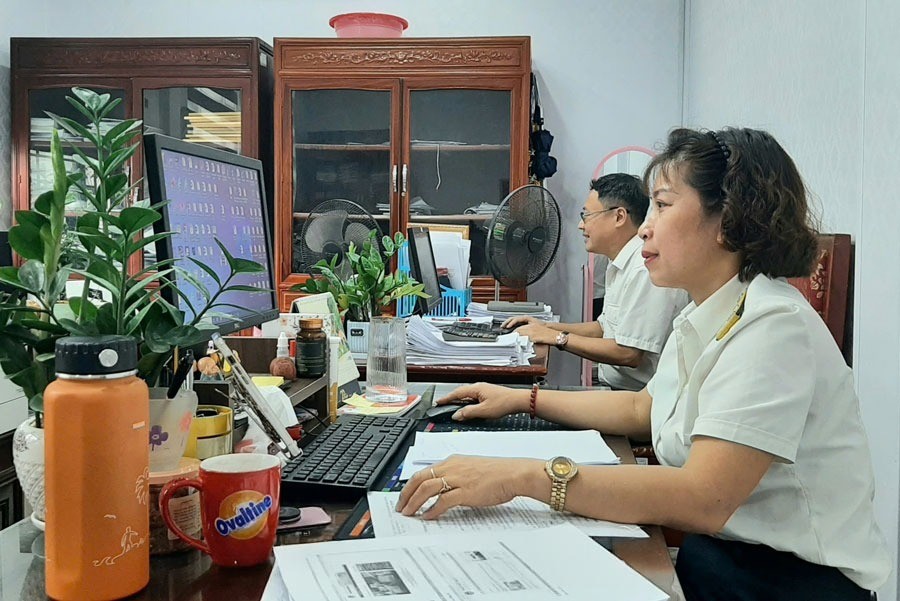 Cán bộ Đội Thuế liên huyện Phủ Lý - Kim Bảng rà soát các 10Lc88 Casino & Thể Thao Link Mới, hộ kinh doanh sử dụng hóa đơn điện tử khởi tạo từ máy tính tiền.