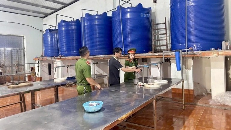 Ngay sau sự việc hàng nghìn chai nước mắm bị vứt bỏ bên đường, Công an tỉnh Thanh Hóa đã tiến hành kiểm tra cơ sở Lc888 tải ứng dụng