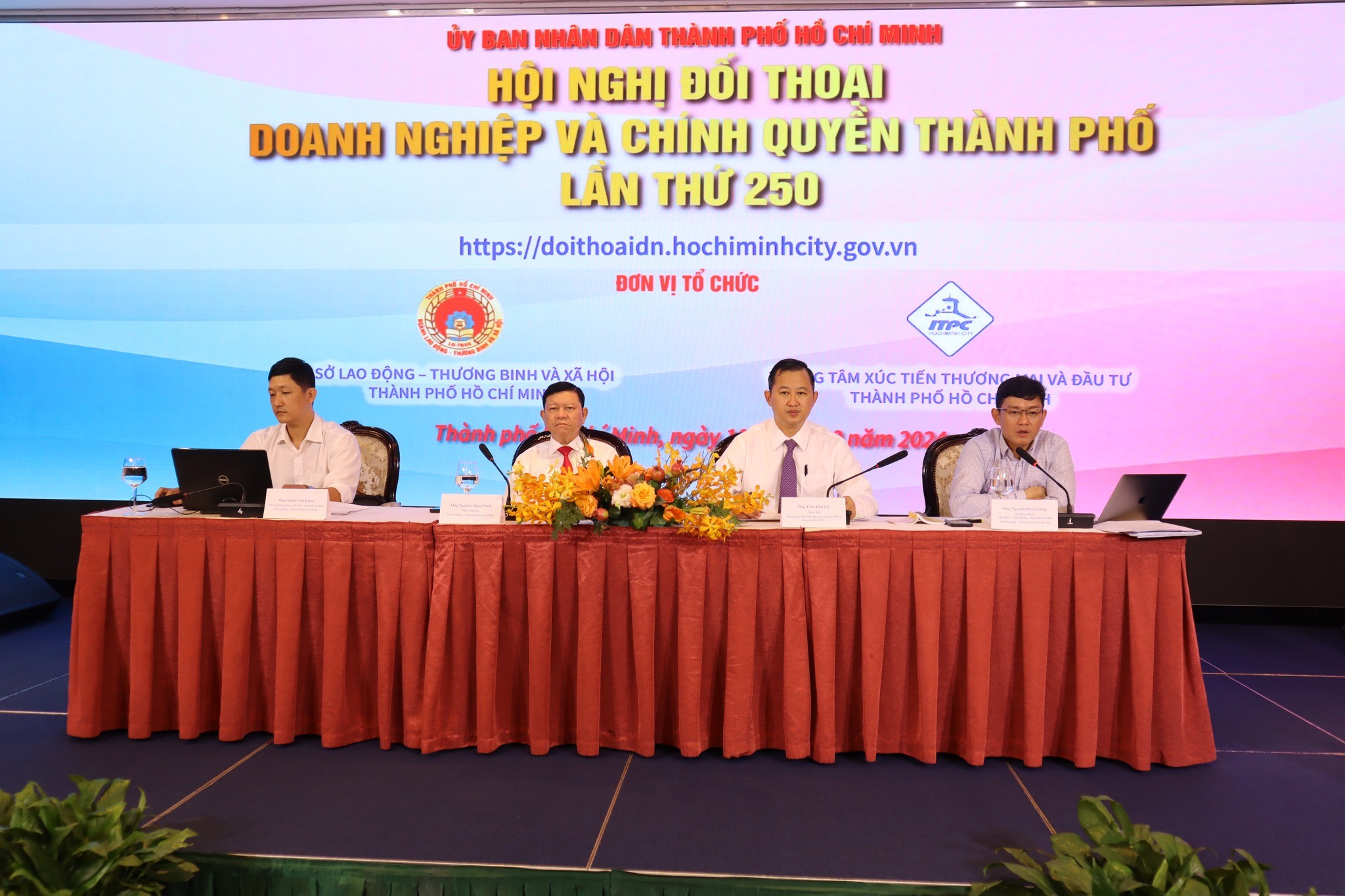 doi-thoai-doanh-nghiep-1728620439.jpg