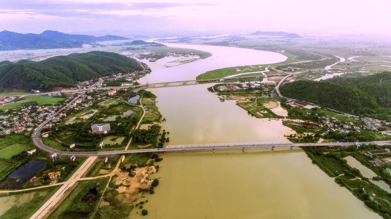 song-vinh-doan-chay-qua-2-cau-ben-thuy-1640151653.jpeg