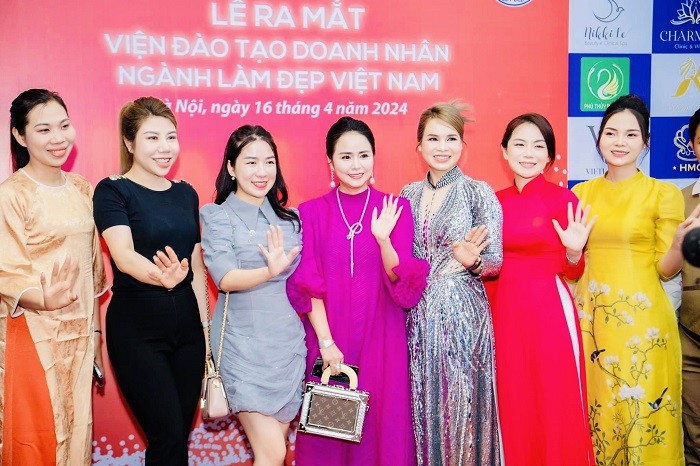 vuong-pham-song-binh-doanh-nghiep-kinh-te-xanh-6-1713884522.jpg
