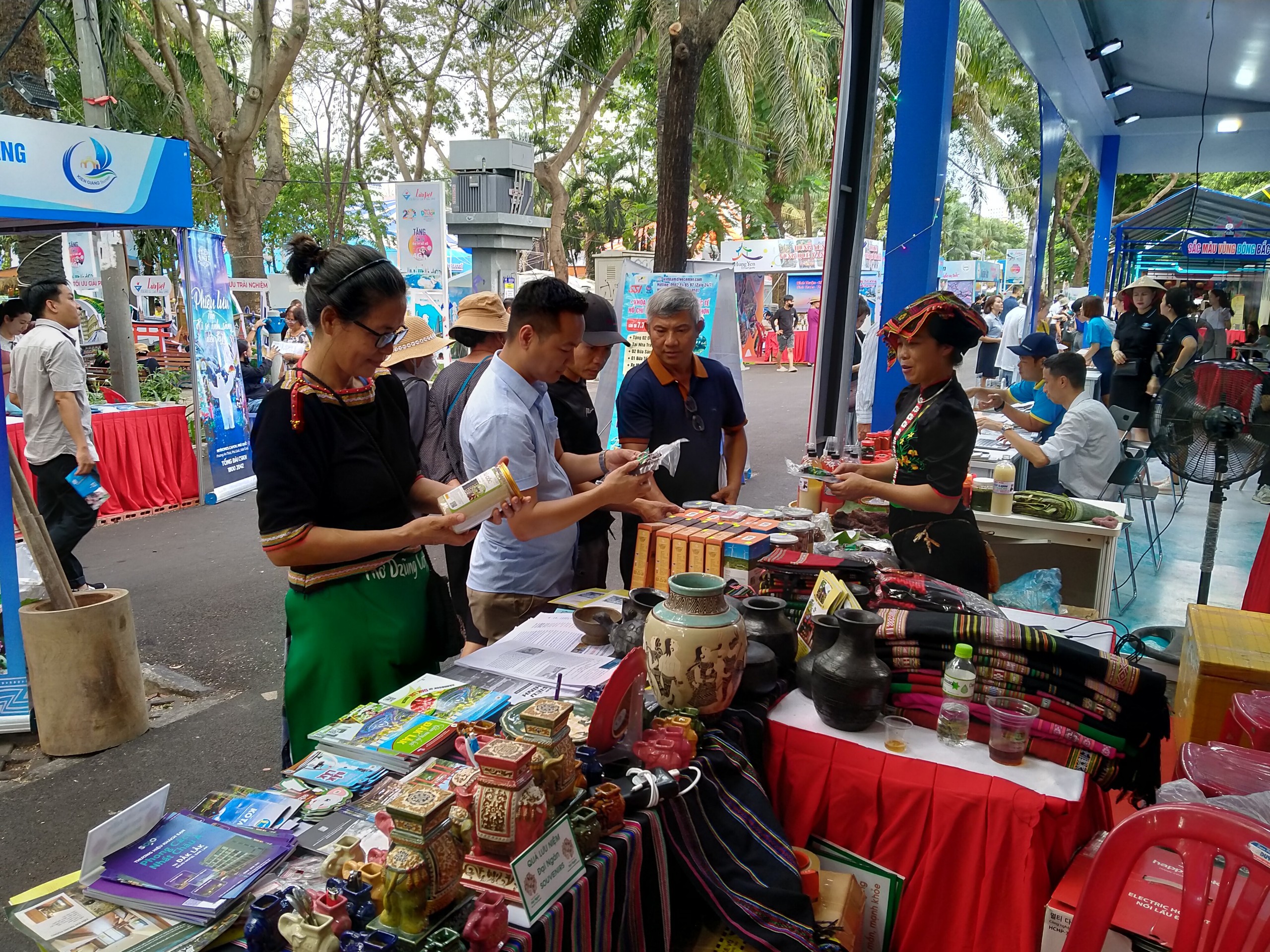 doanh-nghiep-tinh-dak-lak-tham-gia-gioi-thieu-san-pham-tai-ngay-hoi-du-lich-tphcm-1713092303.jpg