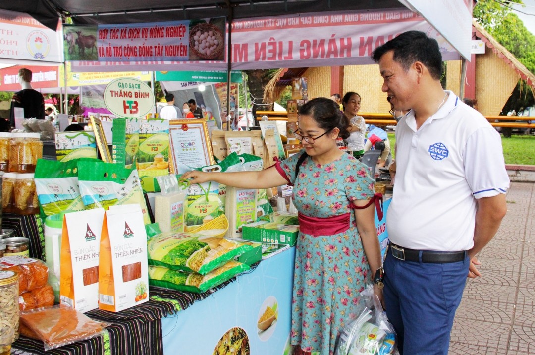 khach-hang-tim-hieu-san-pham-gao-cua-hop-tac-xa-dich-vu-tong-hop-nong-nghiep-thang-binh-1713437648.jpg