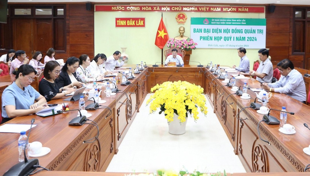 ong-nguyen-tuan-ha-pho-chu-tich-thuong-truc-ubnd-tinh-truong-ban-dai-dien-hdqt-nhcsxh-chu-tri-phien-hop-1713554721.jpg