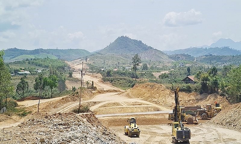 cao-toc-khanh-hoa-buon-ma-thuot-doan-qua-huyen-ea-kar-dang-duoc-gap-rut-thi-cong-de-kip-tien-do-dau-tu-1713783813.jpg