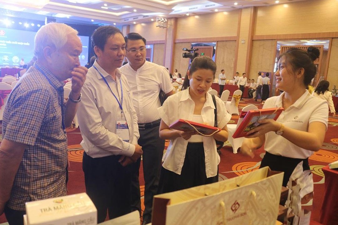 doanh-nghiep-tinh-dak-lak-gioi-thieu-cac-san-pham-chu-luc-cua-minh-den-cac-dai-bieu-tham-du-hoi-nghi-1714131384.jpg