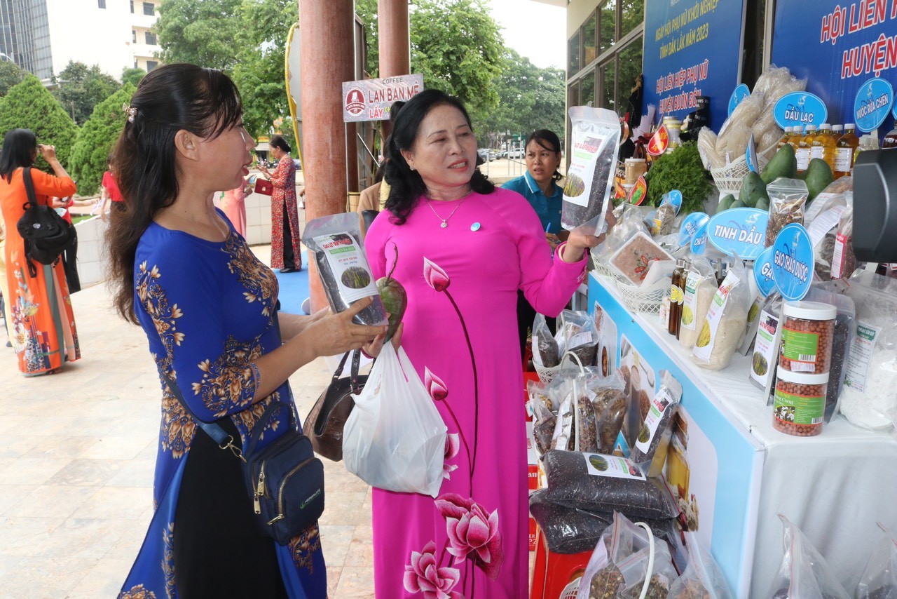 mot-doanh-nghiep-gioi-thieu-san-pham-trung-bay-cua-huyen-ea-sup-1714133730.jpg