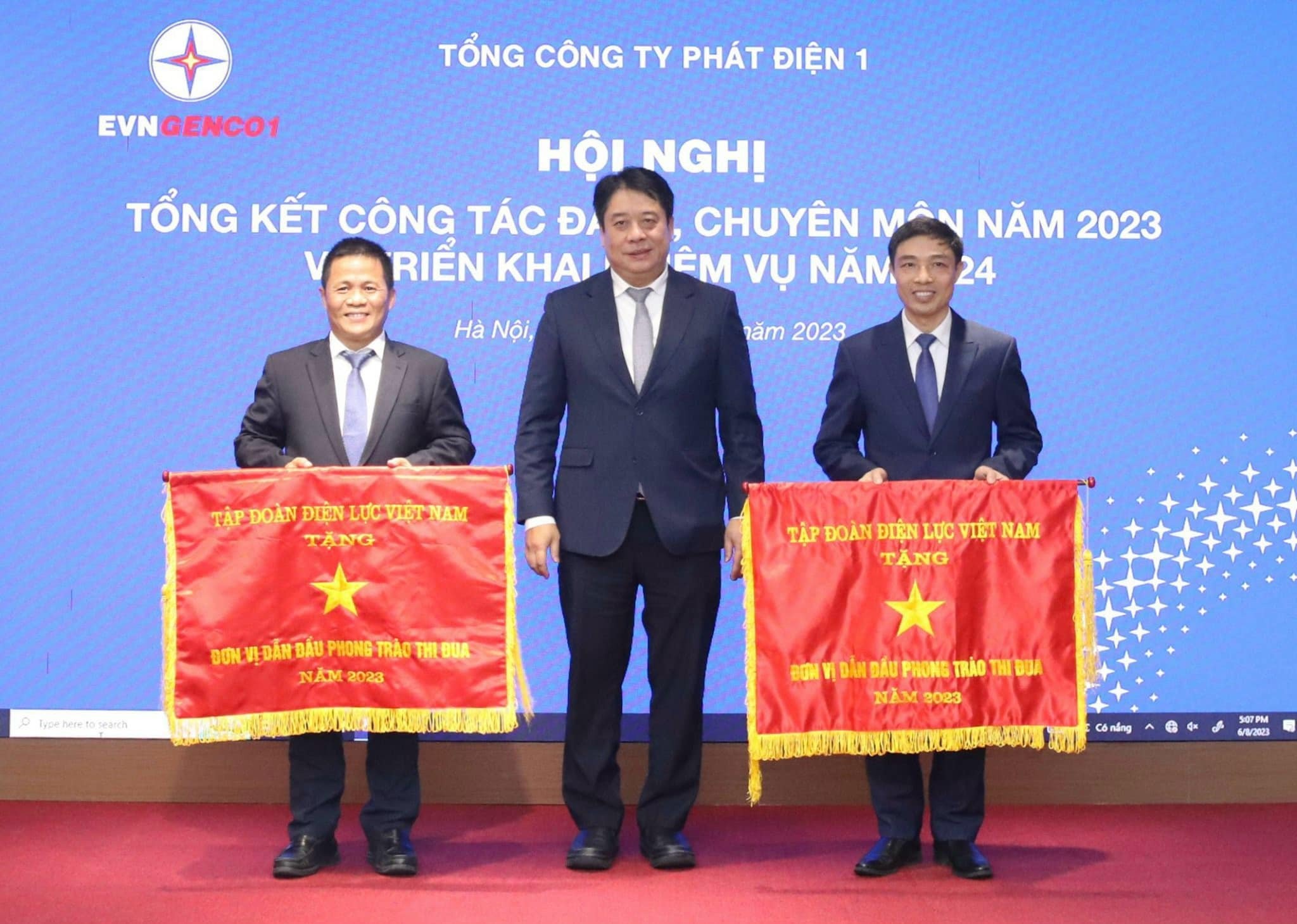 ong-nguyen-anh-tuan-tong-giam-doc-tap-doan-dien-luc-viet-nam-evn-trao-tang-don-vi-dan-dau-phong-trao-thi-dua-nam-2023-cho-cong-ty-thuy-dien-dong-nai-1718033988.jpg