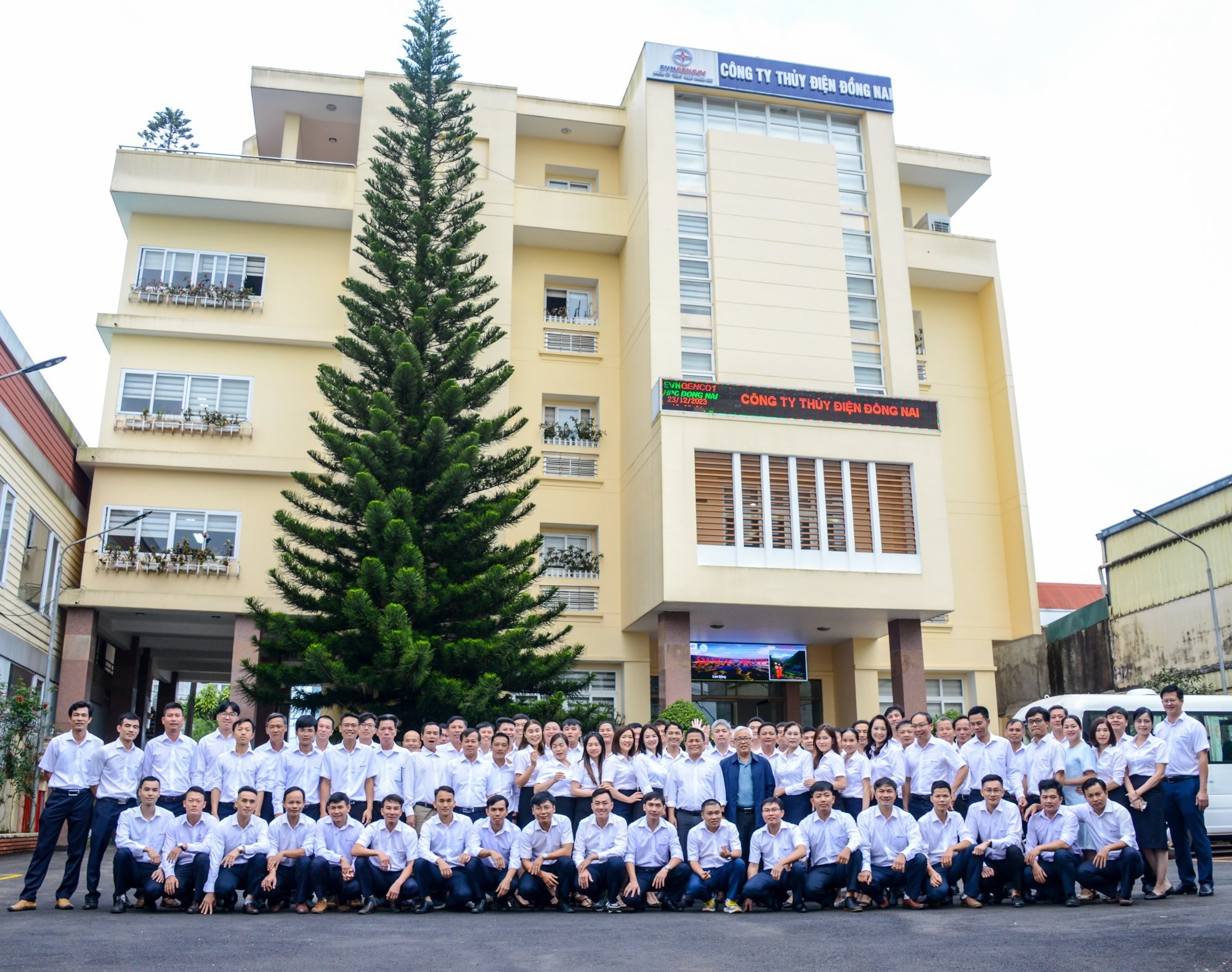 tap-the-can-bo-cong-nhan-vien-cong-ty-thuy-dien-dong-nai-1718033915.jpg