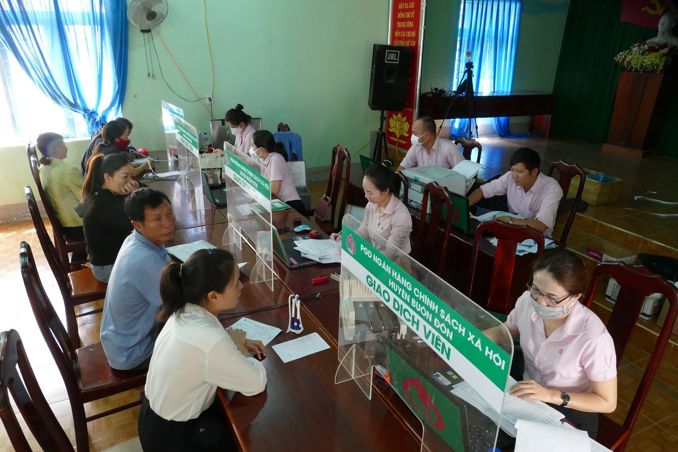 ngay-tu-dau-nam-2024-ngan-hang-csxh-huyen-buon-don-tich-cuc-trien-khai-giai-ngan-chuong-trinh-tin-dung-den-cho-nguoi-dan-1719305124.jpg