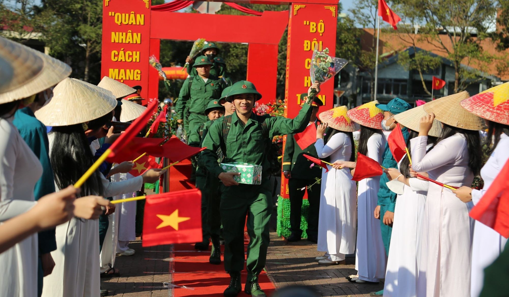 thanh-nien-tp-buon-ma-thuot-hang-hai-len-duong-nhap-ngu-1739459479.jpg