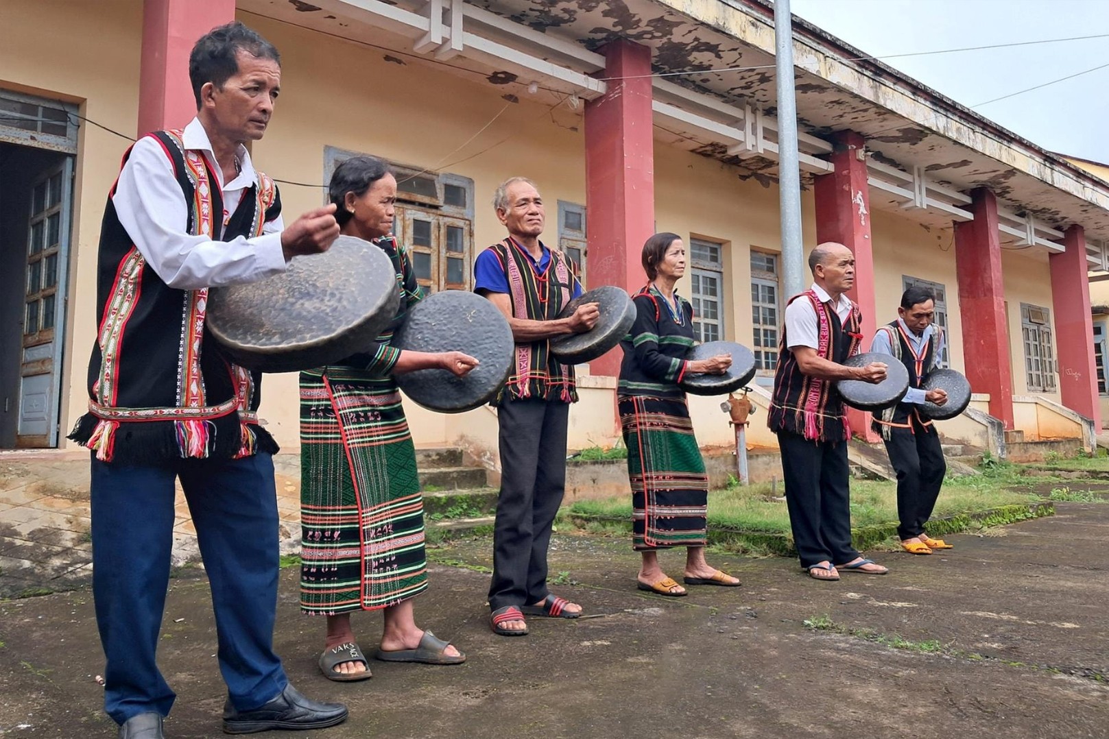 huyen-tuy-duc-con-luu-giu-nhieu-le-hoi-dam-da-ban-sac-nhu-le-cung-ben-nuoc-le-mung-lua-moi-le-sum-hop-cong-dong-1744017609.jpg
