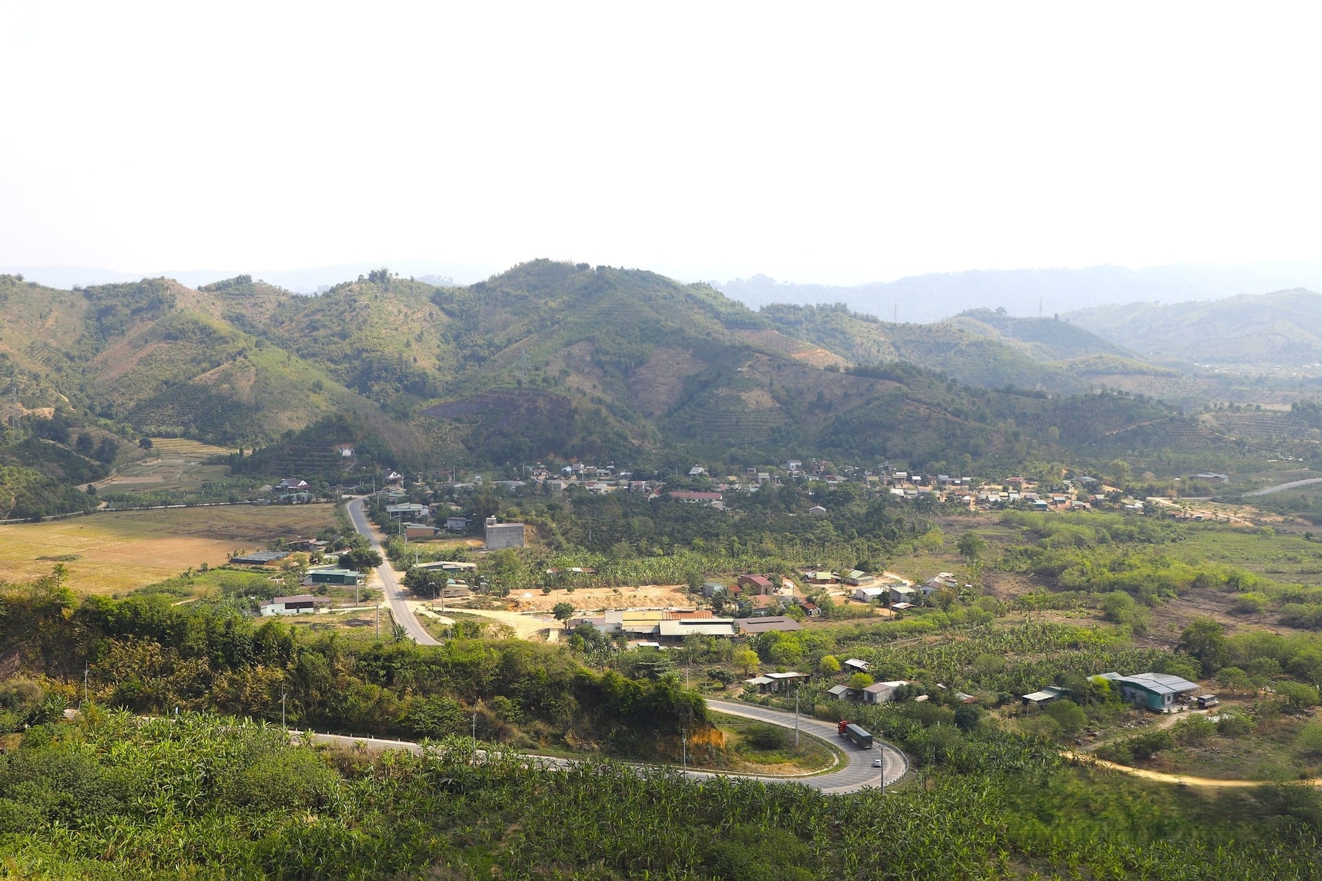 tu-tren-dinh-nui-lua-nam-kar-nhin-ra-xa-co-the-quan-sat-tron-ven-khong-gian-vung-que-yen-binh-xa-quang-phu-1746678788.jpeg