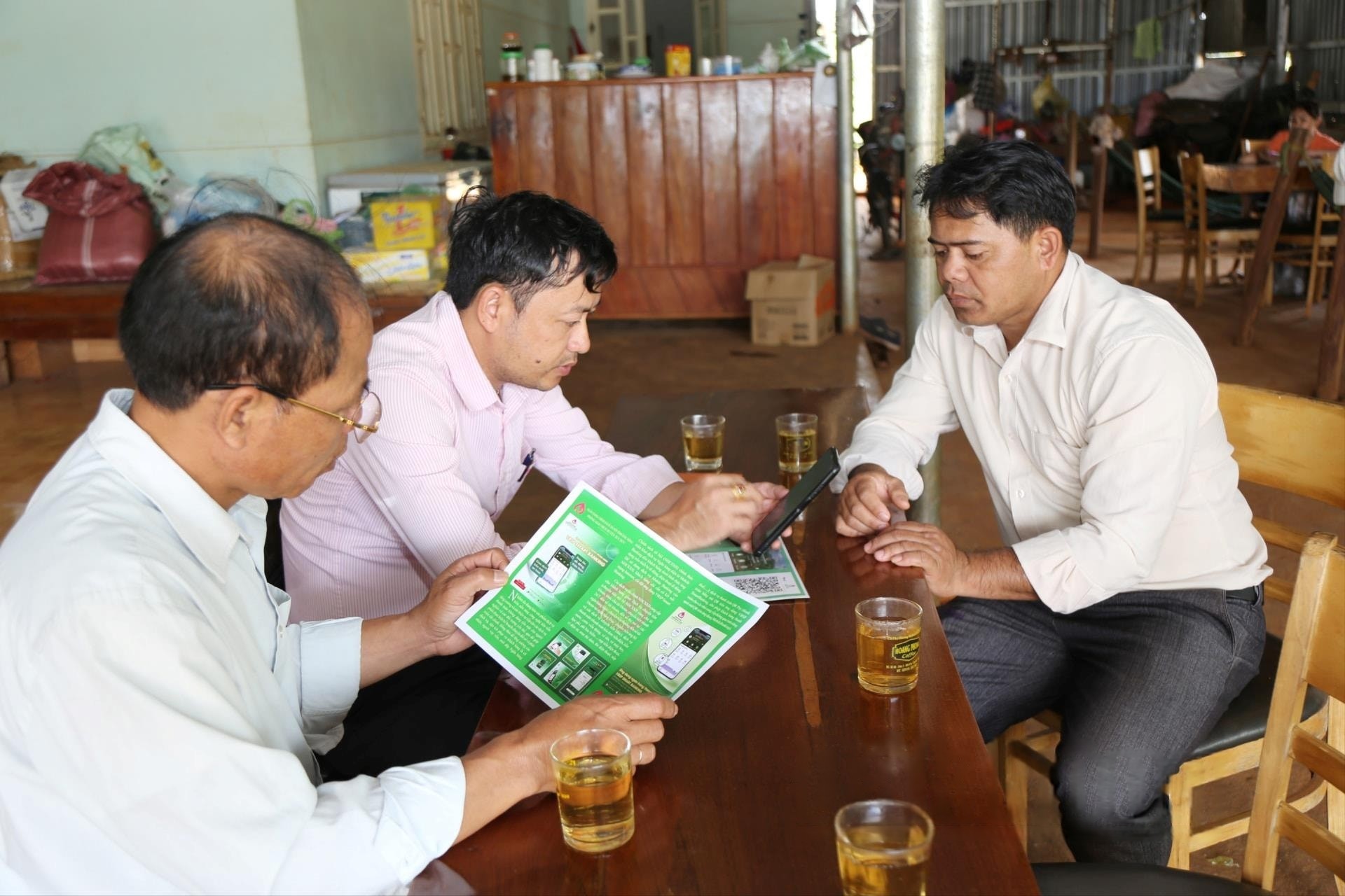 can-bo-nhcsxh-huyen-tuy-duc-dak-nong-huong-dan-dich-vu-nhcsxh-cho-nguoi-dan-xa-quang-truc-1746983516.jpeg